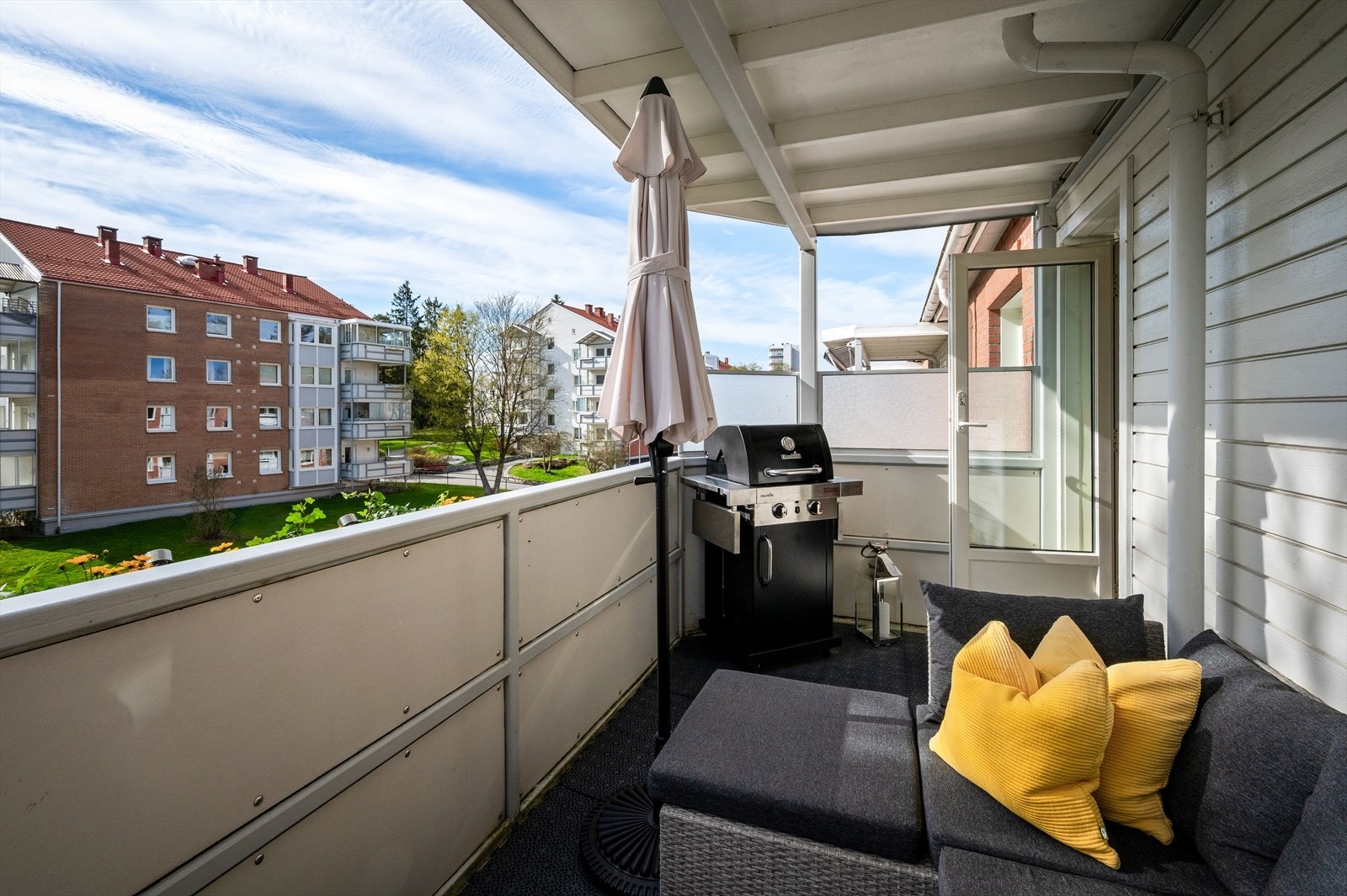Det er god plass til det du måtte ønske av sittegruppe og grill for fine sommerdager. Det er lagt plastfliser er på gulvet. Galleribilde