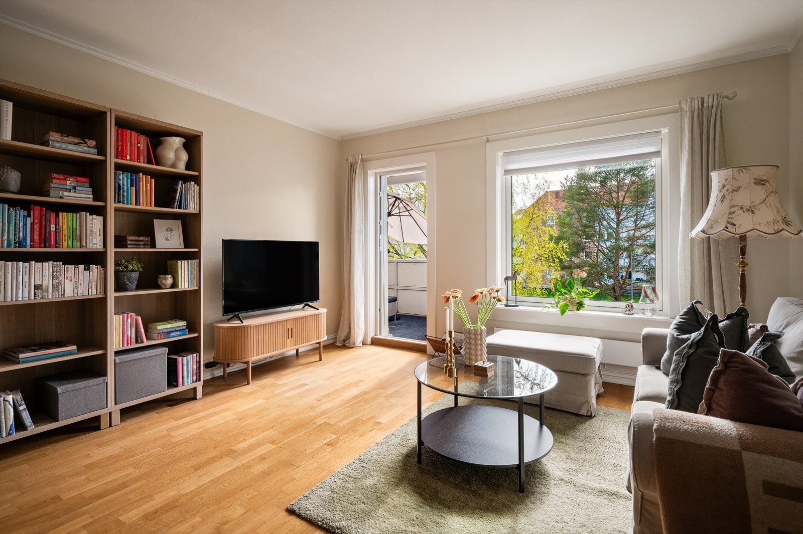 Det er god plass til både sofagruppe, mediamøbler og spisebord. Galleribilde