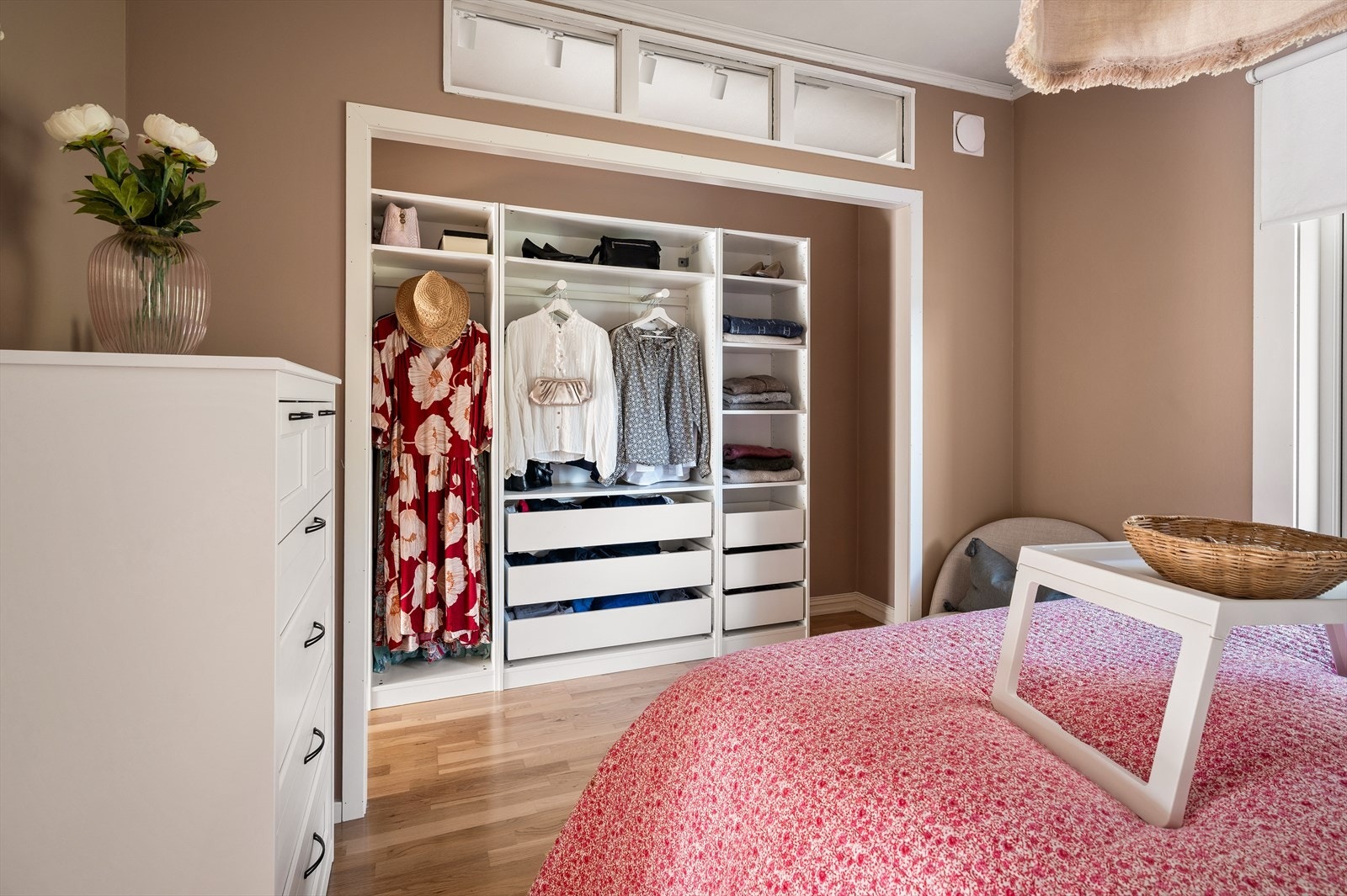 Flott nisje med walk-in-closett/garderobeløsning. Galleribilde