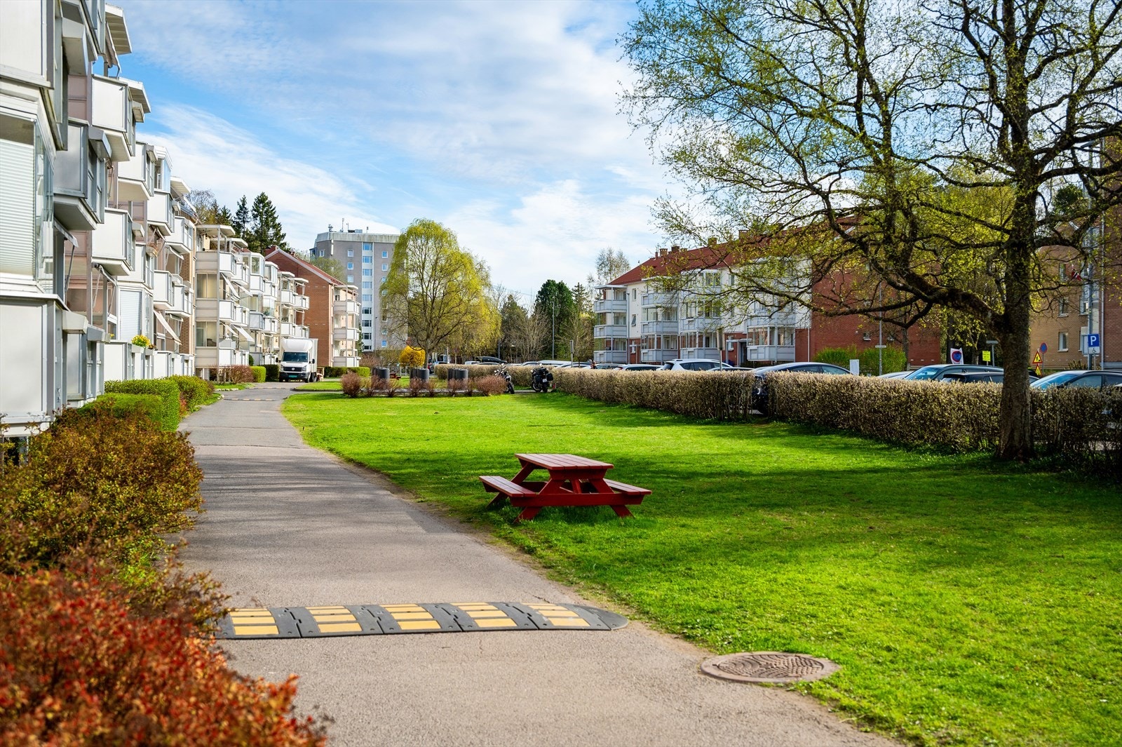 Meget attraktivt beliggenhet i stille og rolige omgivelser i Bergkrystallen borettslag på Lambertseter. Her bor du sentralt med nærhet til de fleste servicetilbud og fine turområder. Galleribilde