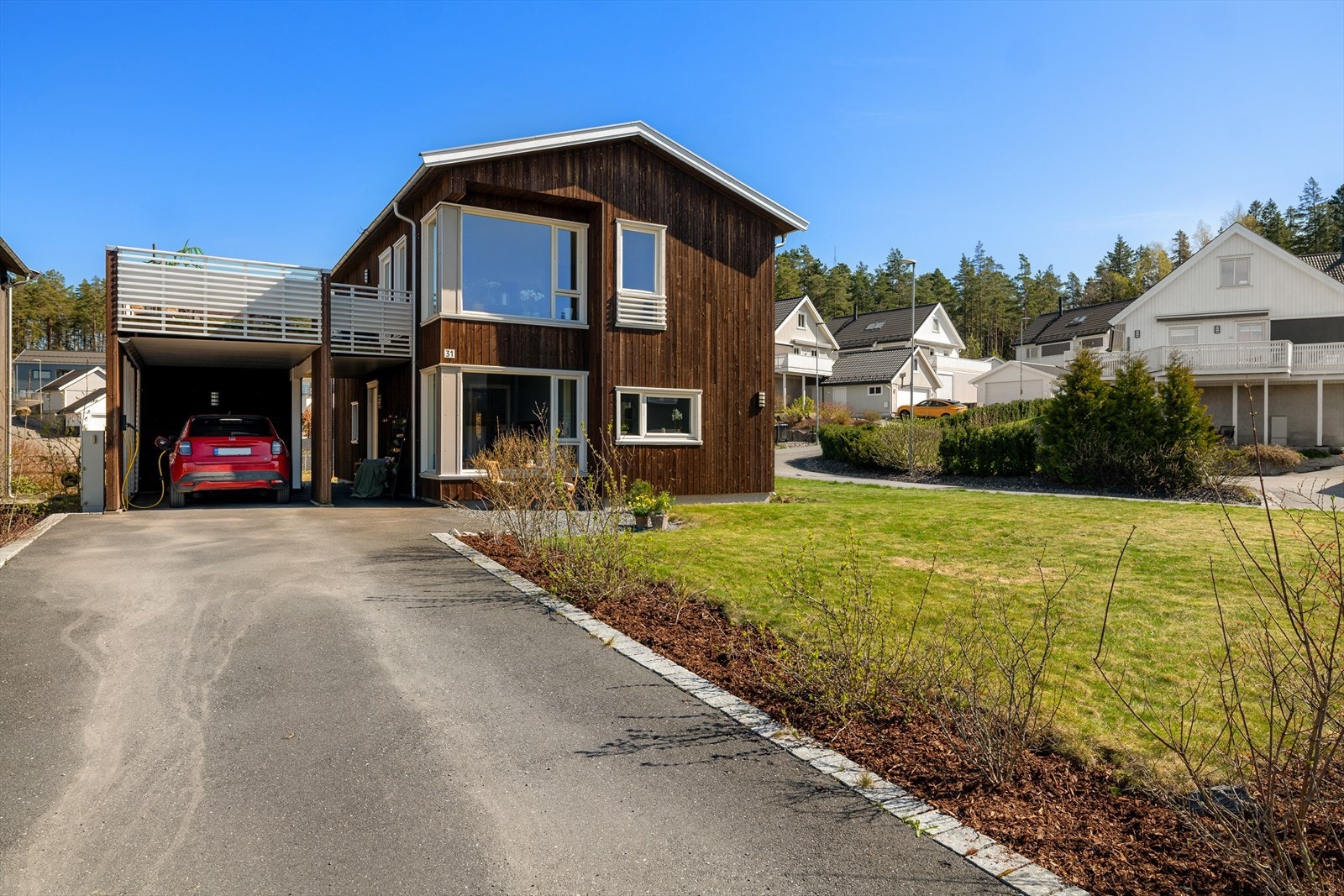 Carporten er utstyrt med elbil-lader. Galleribilde