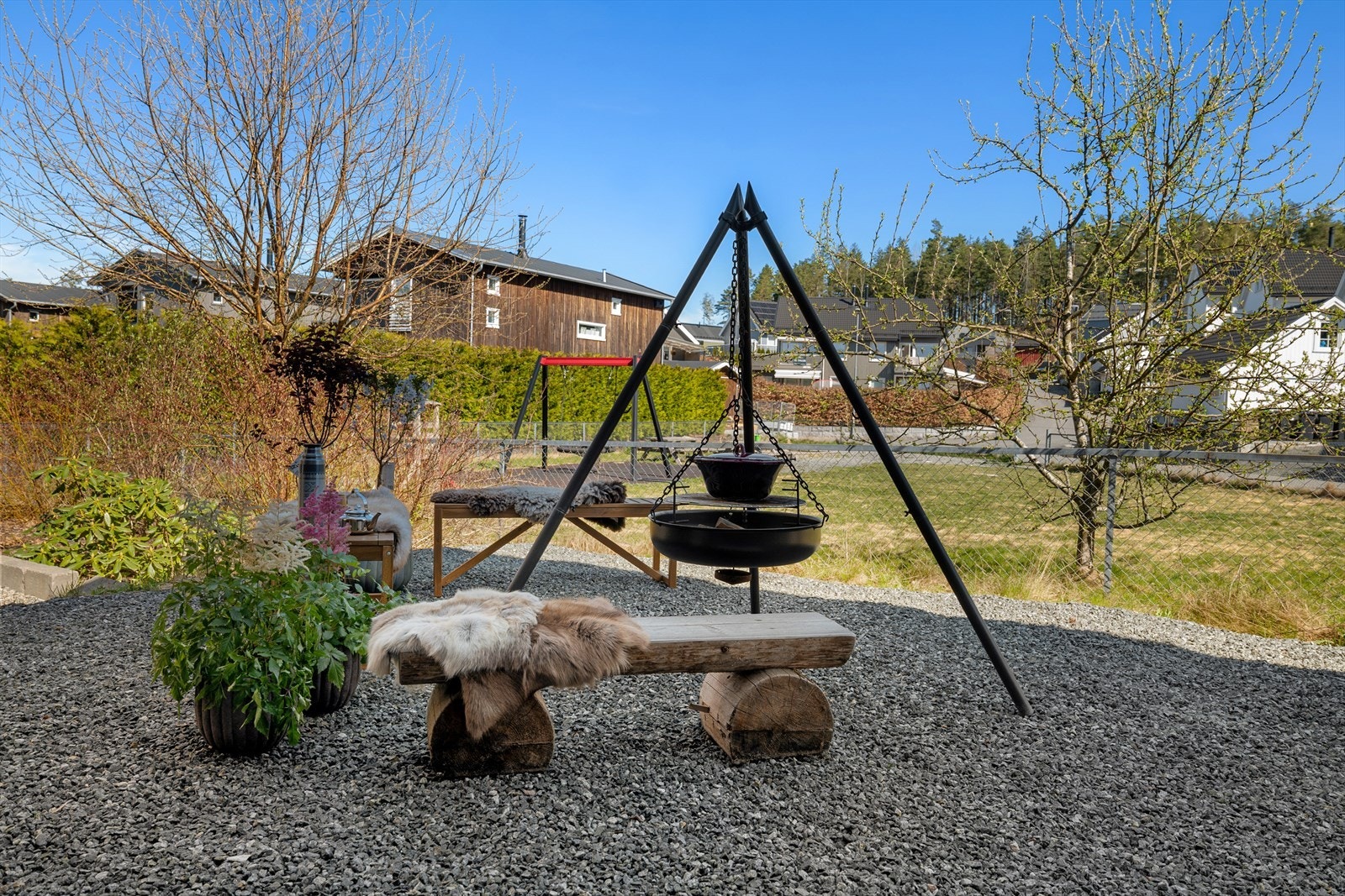 Tomten er på ca. 535 kvm, og gir god plass til sittegrupper, beplantning og lekeapparater. Galleribilde