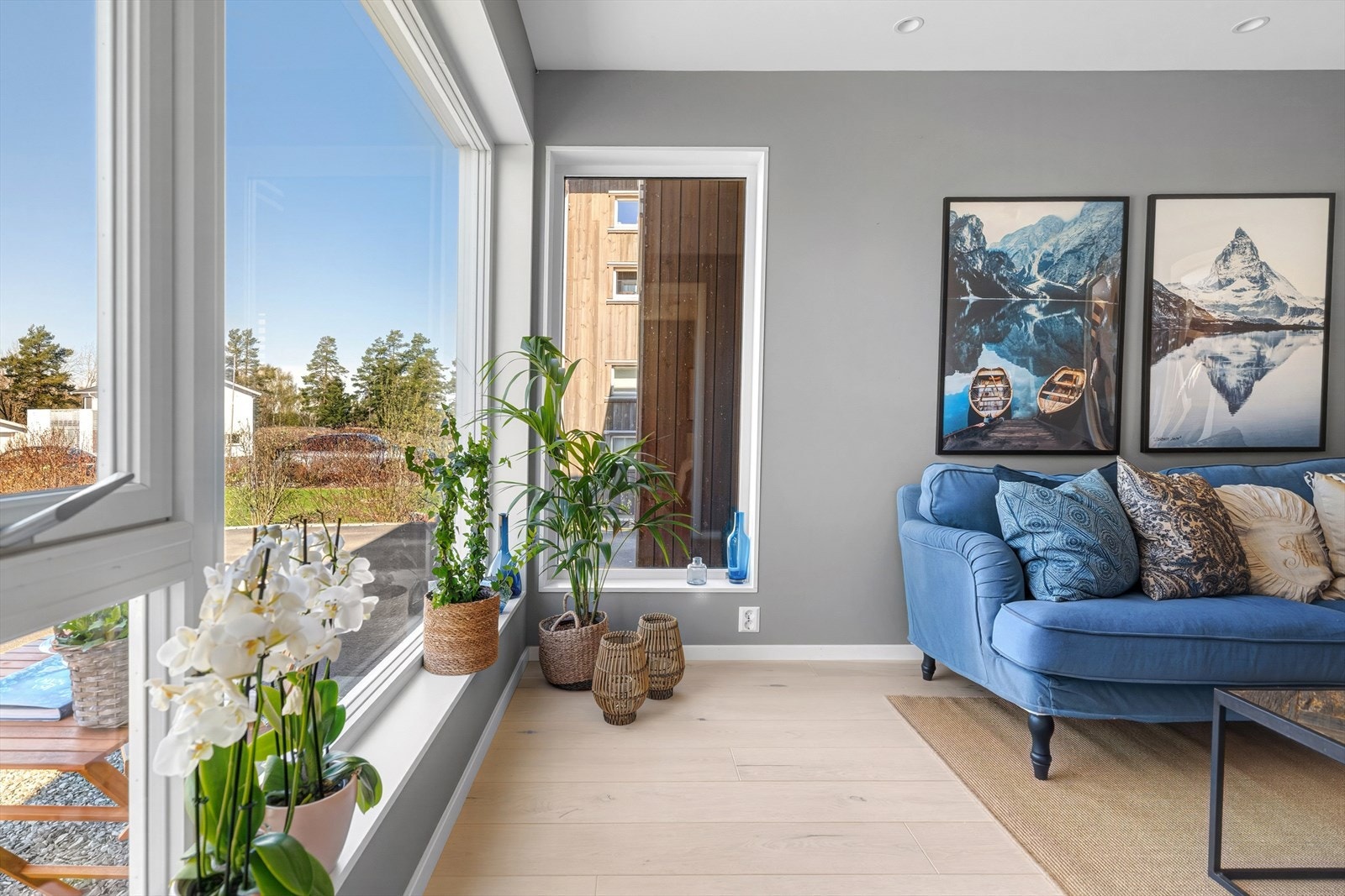Store vindusflater i flere retninger gir rikelig med naturlig lysinnslipp. Galleribilde