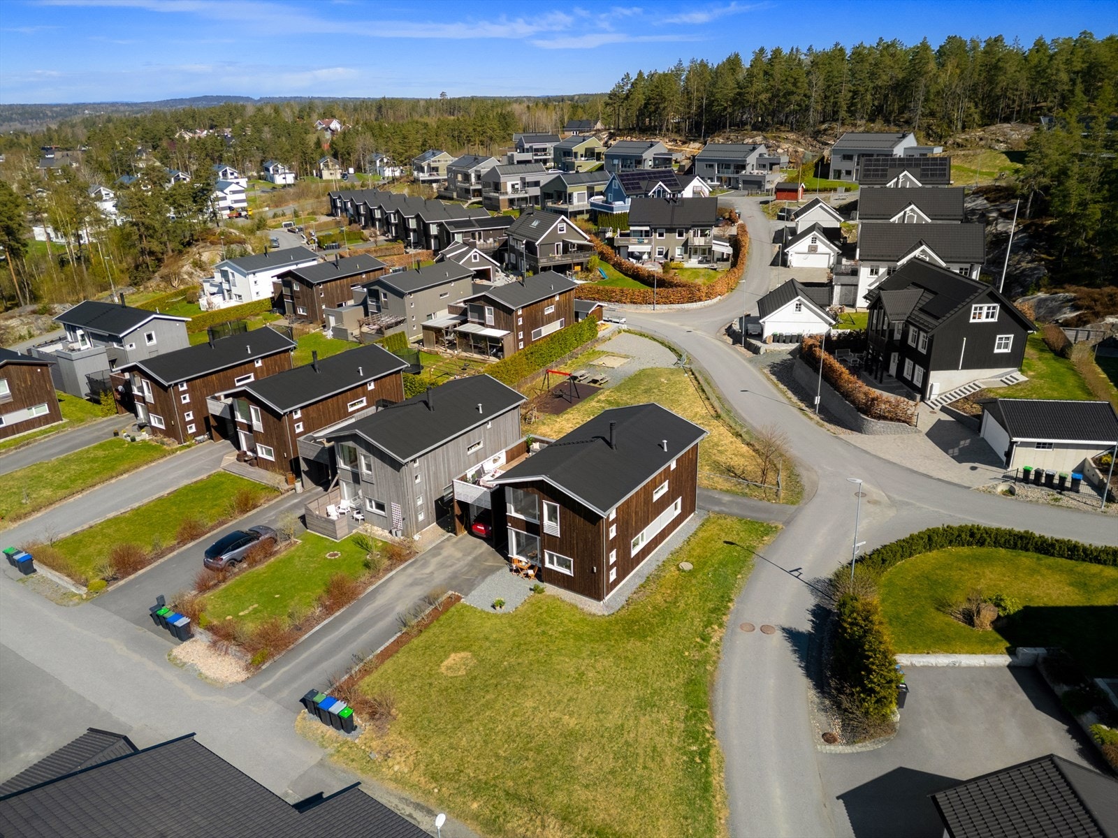 Her bor du i et barnevennlig område på Store Brevik med kort avstand til skoler, barnehager og Son sentrum med restauranter, butikker og småbåthavn. Det er gode pendlermuligheter fra Son og Kambo togstasjon. Galleribilde
