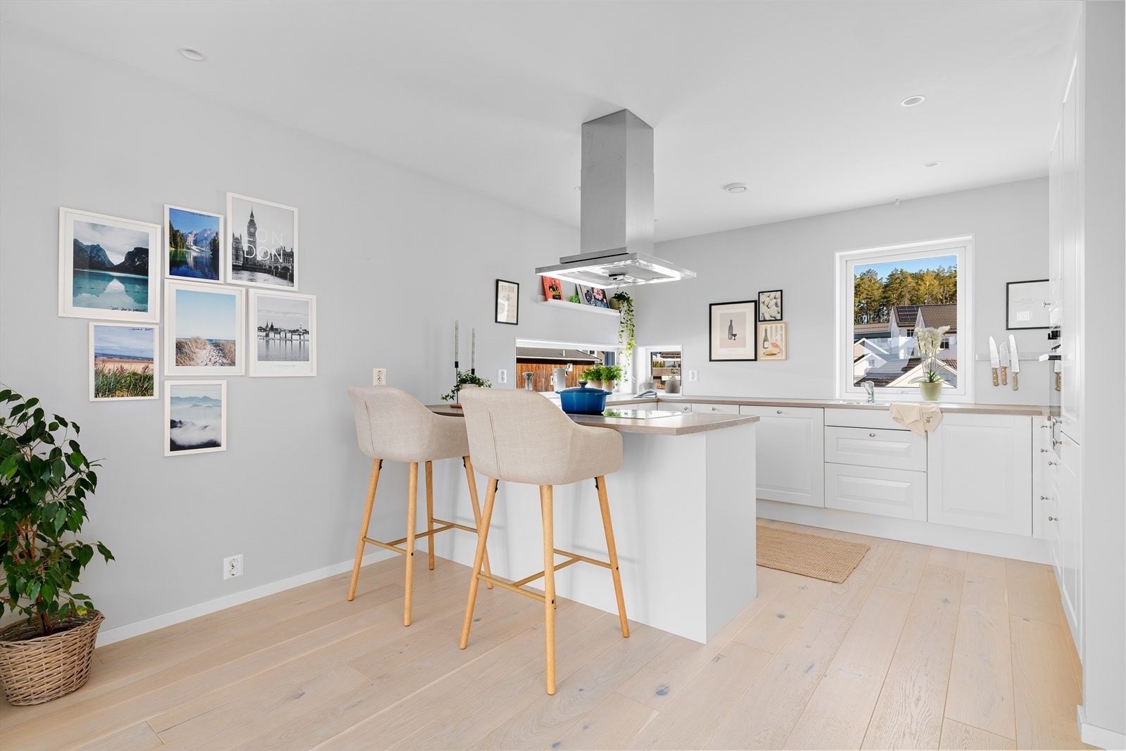 Perfekt for å underholde gjestene eller følge med på leksene under matlagingen. Galleribilde