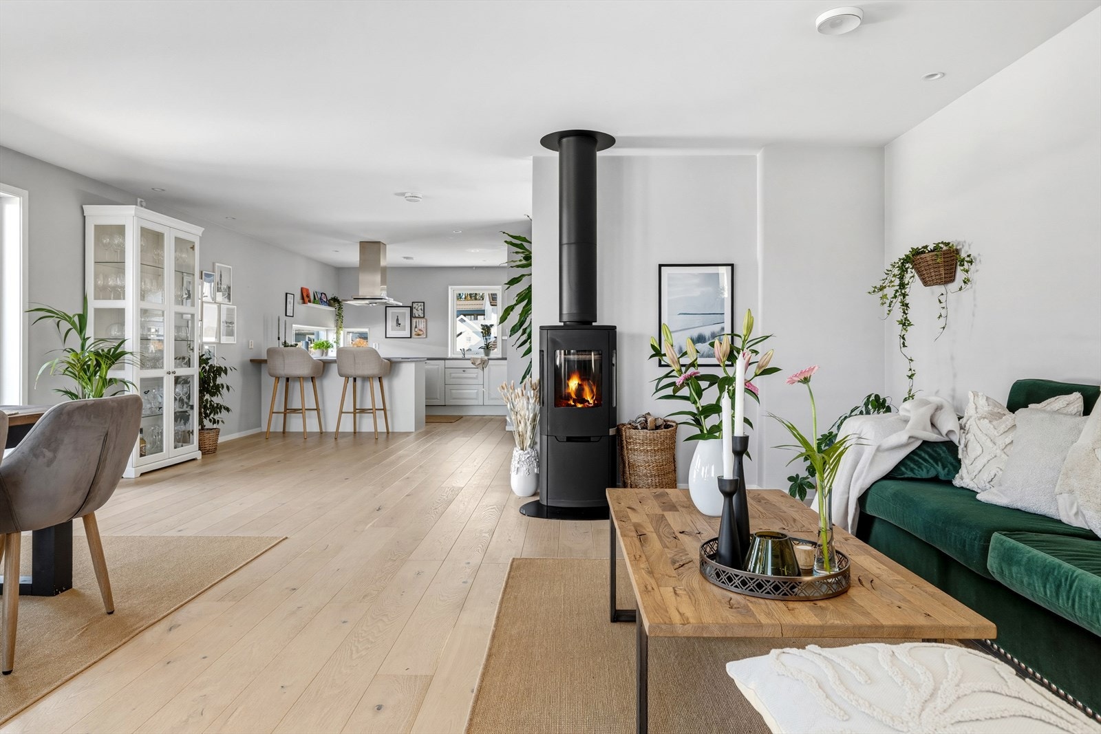 Stue og kjøkken utgjør et sosialt allrom, med plass til mange. Galleribilde