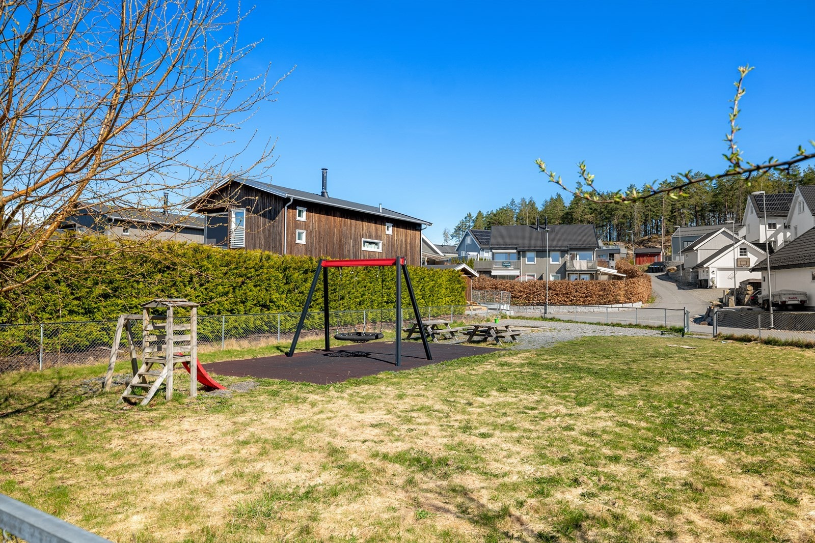 Det er kort vei til lekeplass, fotballbane, idrettshall, Cato-senteret med treningssenter, spa-hotell, golfbane på Stavnes og svømmehall. Galleribilde