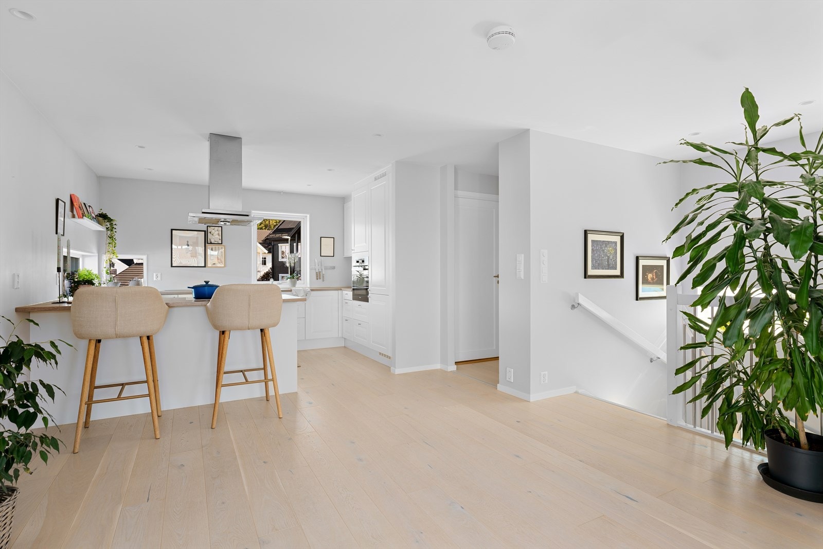 På kjøkkenet er det laget en praktisk øy, som gir ekstra sitteplasser. Galleribilde