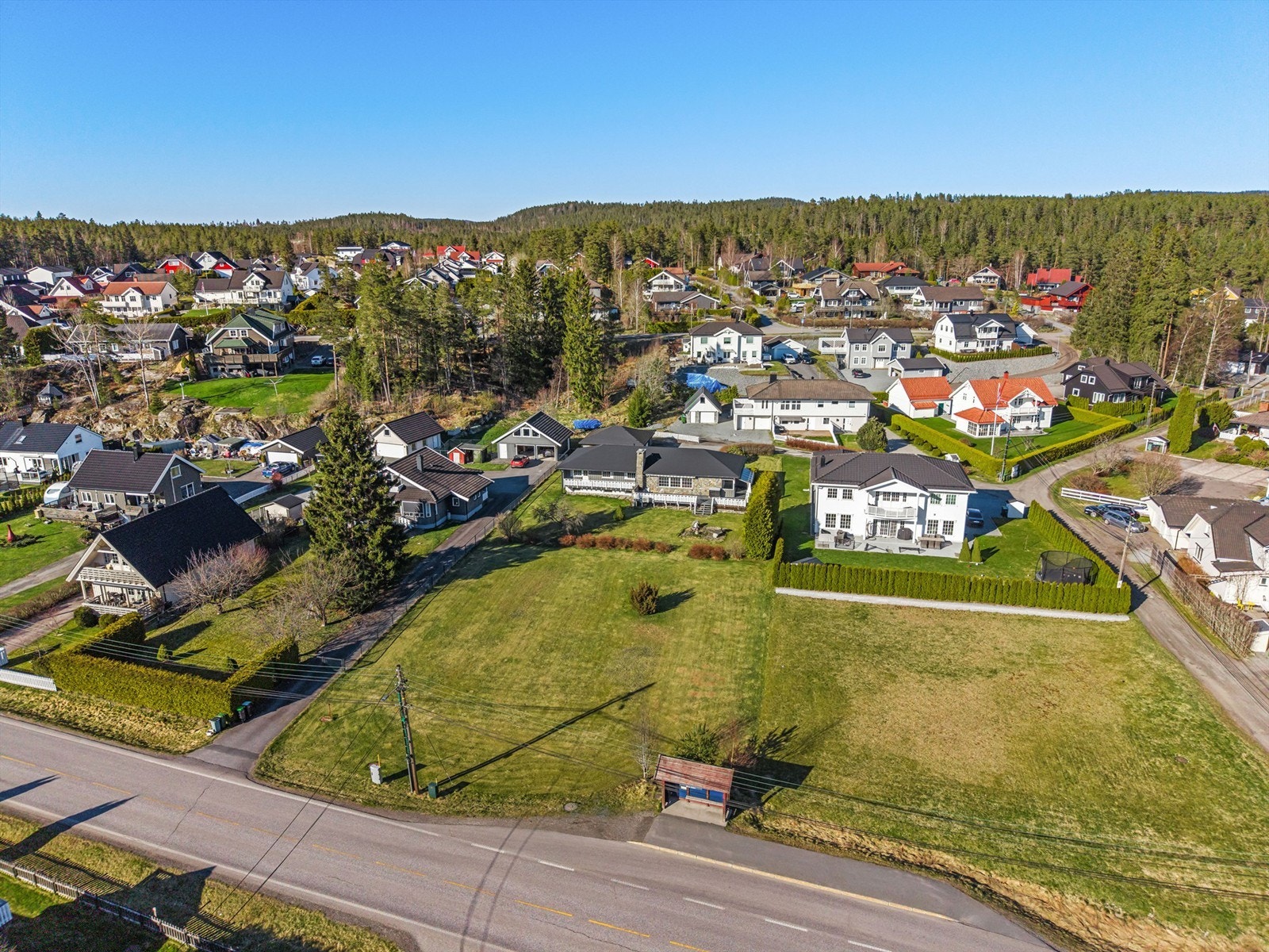 Bussholdeplassen Øvre Dalen ligger kun 200 meter unna, med avganger for linje 480 og 490. Galleribilde
