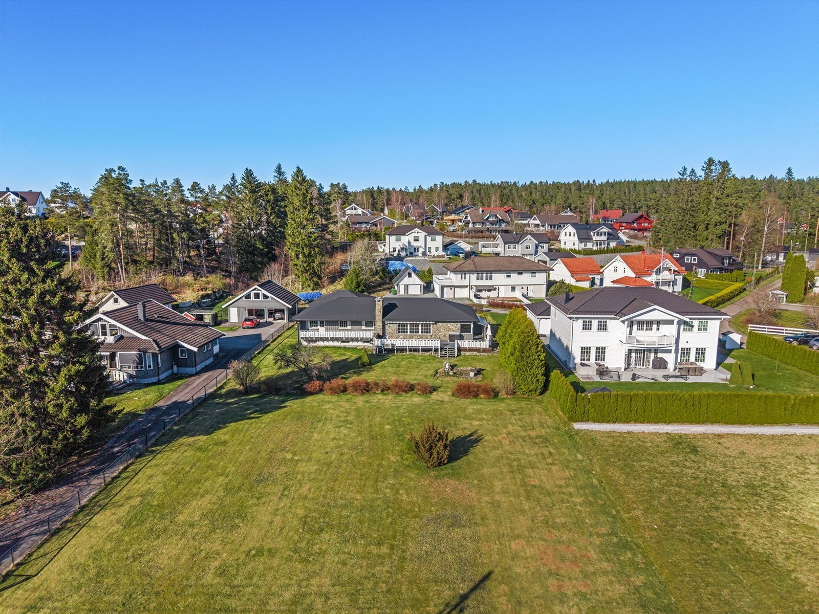 Eiendommen har en stor, flat tomt som gir gode muligheter for lek og utendørsaktiviteter. Galleribilde