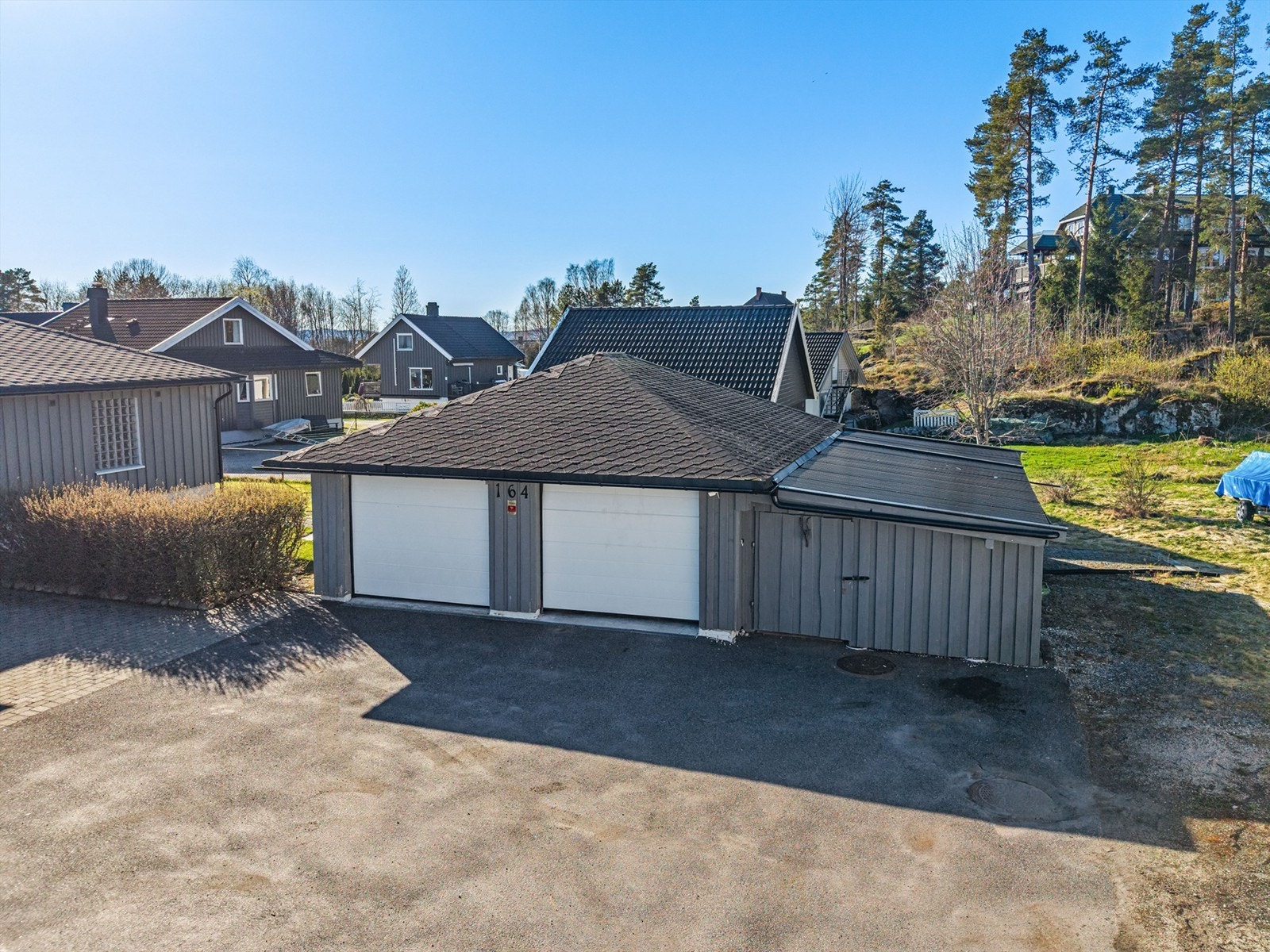 Stor, frittstående garasje på 74 m² fra 1980, med to leddporter med elektrisk motor. Galleribilde