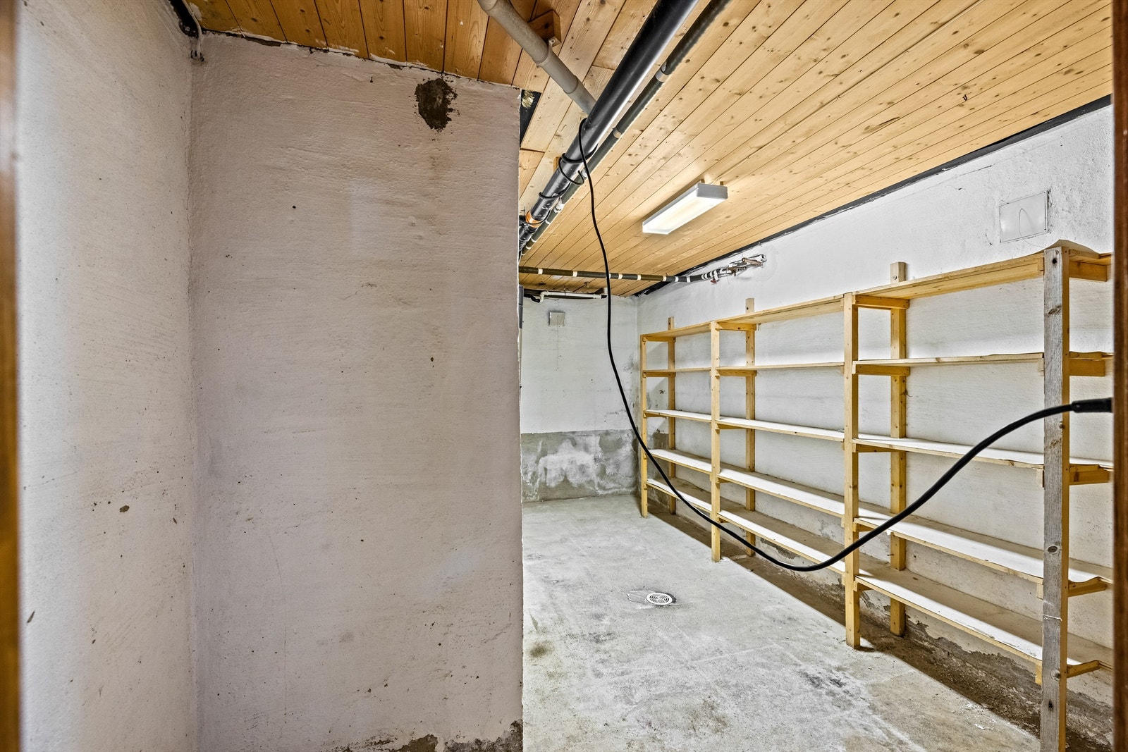 Boligen har svært god lagringskapasitet med fire boder i kjelleren. Galleribilde