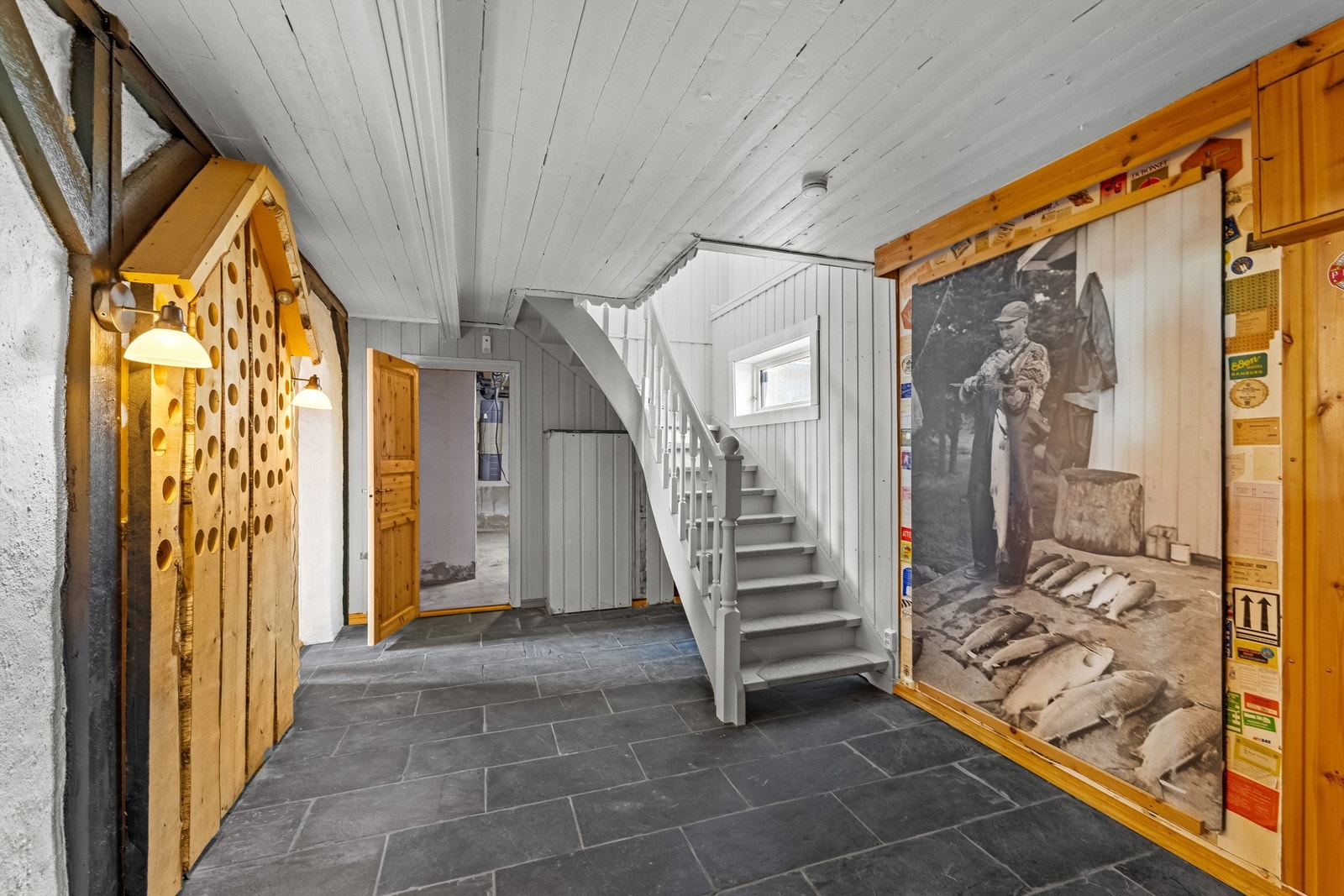 Innvendig trapp i trekonstruksjon forbinder de to etasjene. Galleribilde