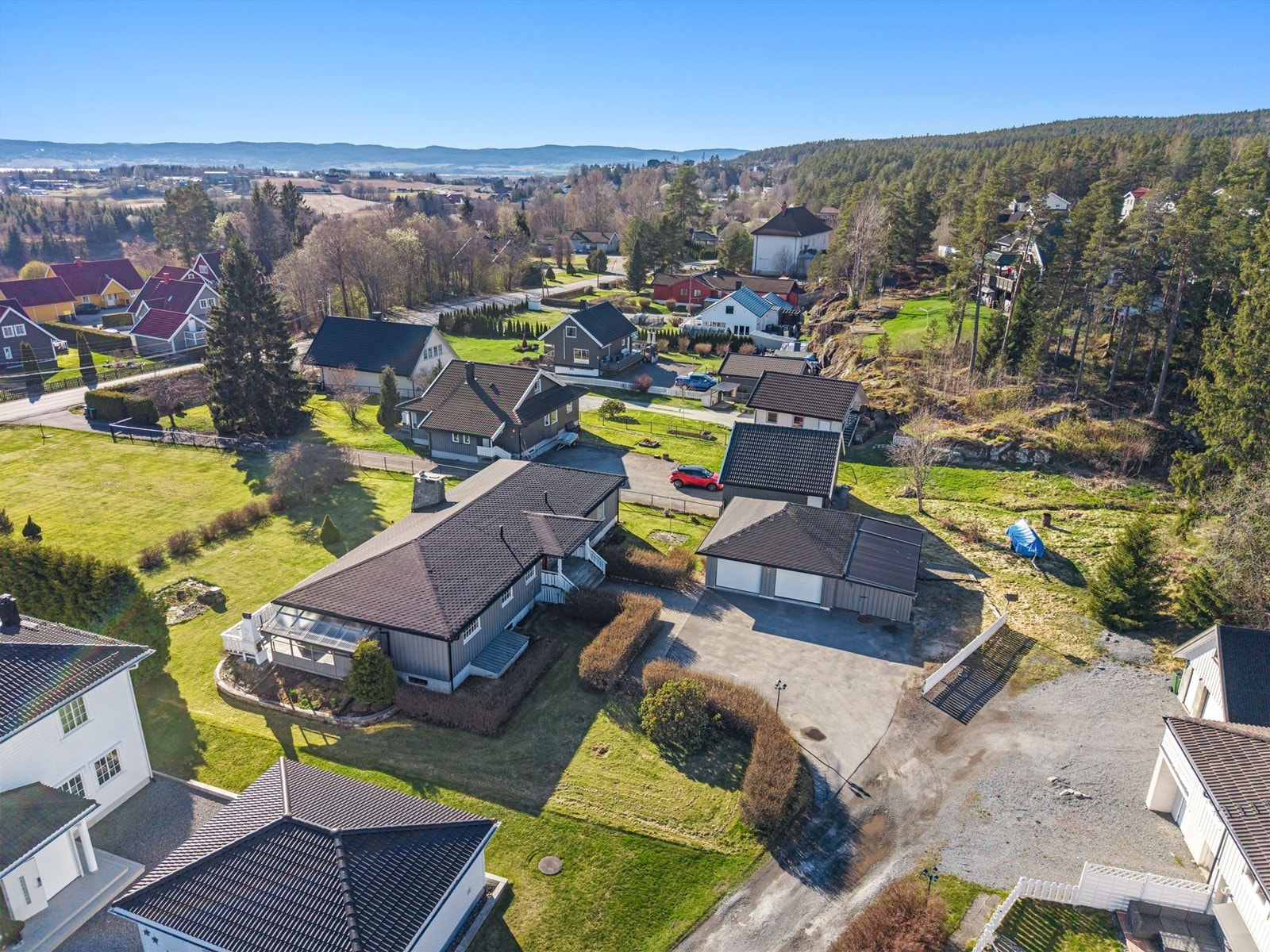 Eiendommen ligger i et etablert og barnevennlig boligområde i Lillestrøm kommune. Galleribilde