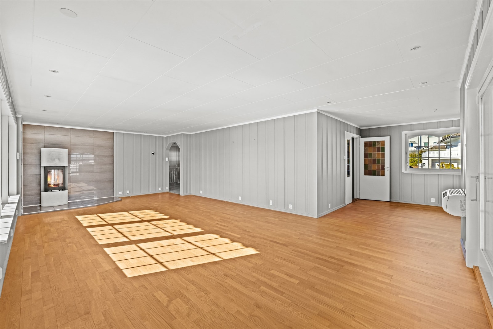 En romslig og lys stue med god plass til både sofagruppe og spisebord. Galleribilde