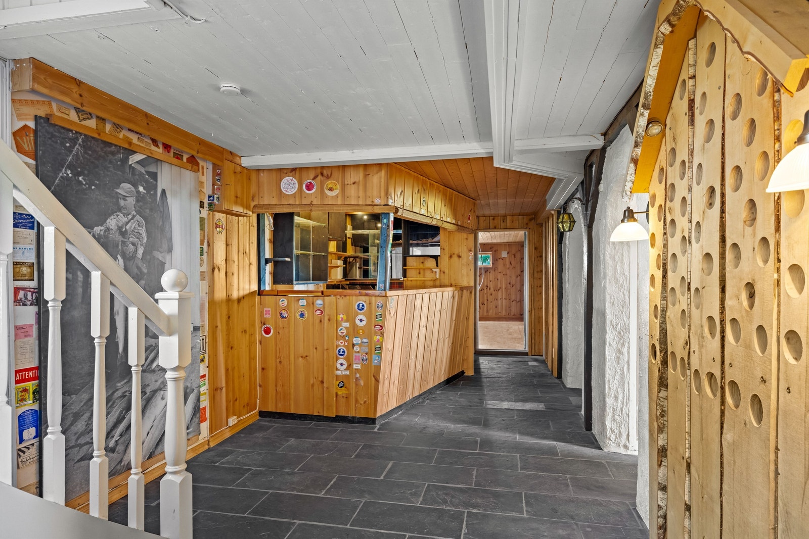 I kjellerens trappegang er det etablert en barløsning. Gulvet er belagt med fliser. Galleribilde