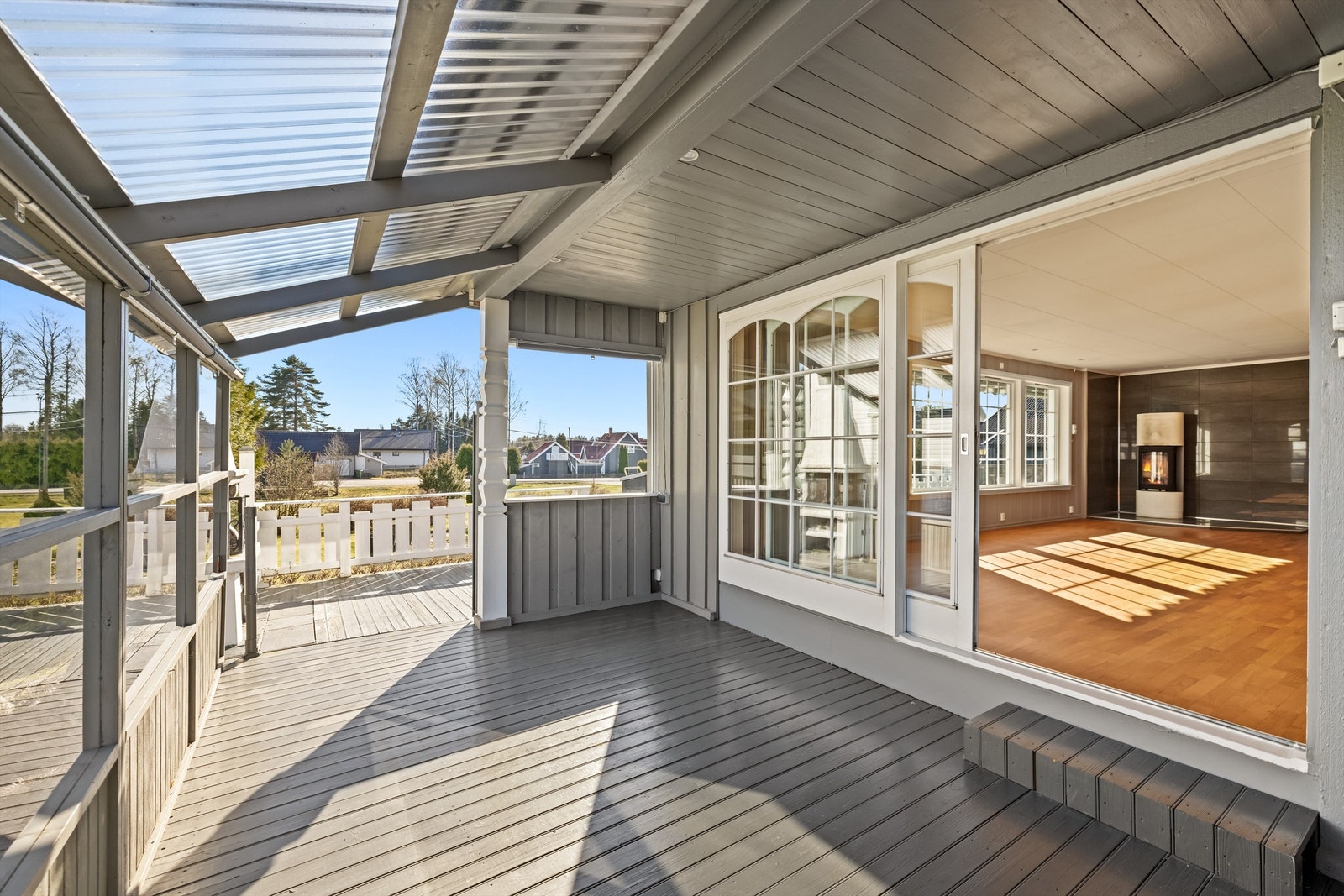 Eiendommen har en romslig og sjarmerende terrasse hvor deler av den er overbygd. Galleribilde