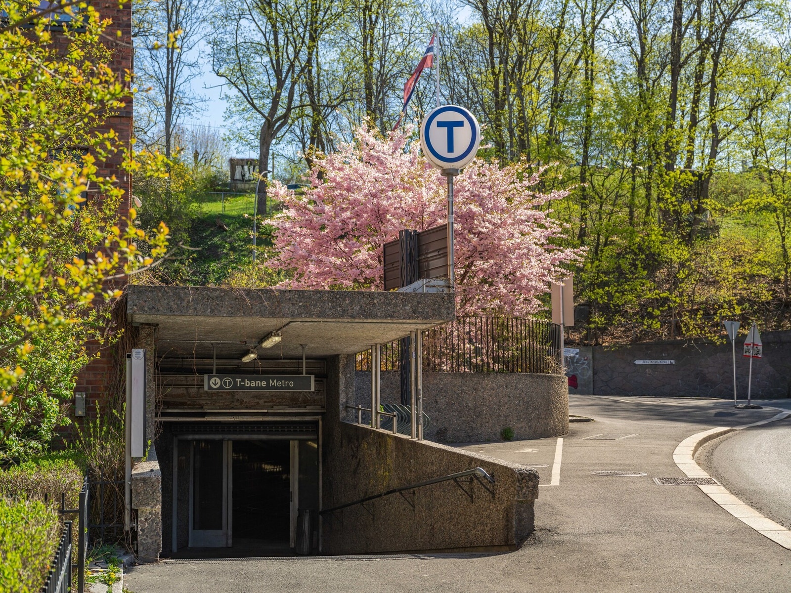 Carl Berner byr på et bredt utvalg av kollektiv kommunikasjon. Ved leiligheten er det nærhet til både buss, trikk og T-bane. Galleribilde