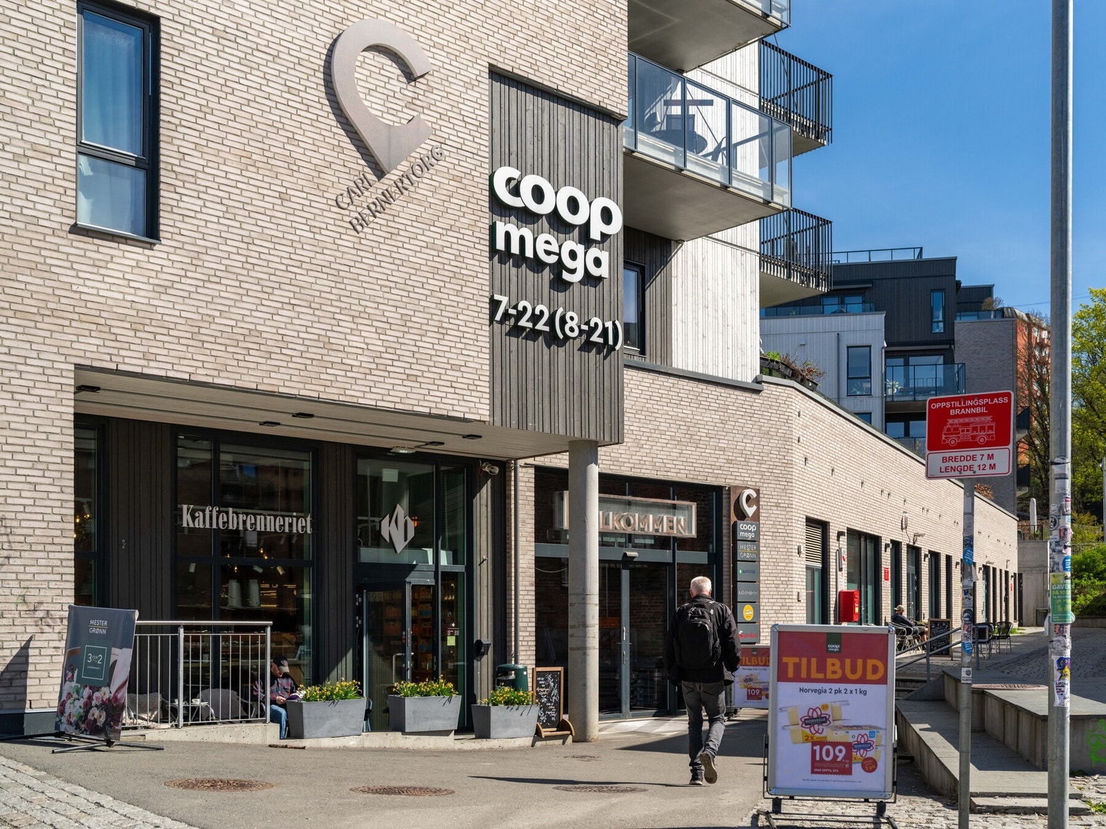 Det er kort vei til matbutikker, som Coop og Kiwi. I tillegg er det flere kafeer og serveringssteder i området. Galleribilde