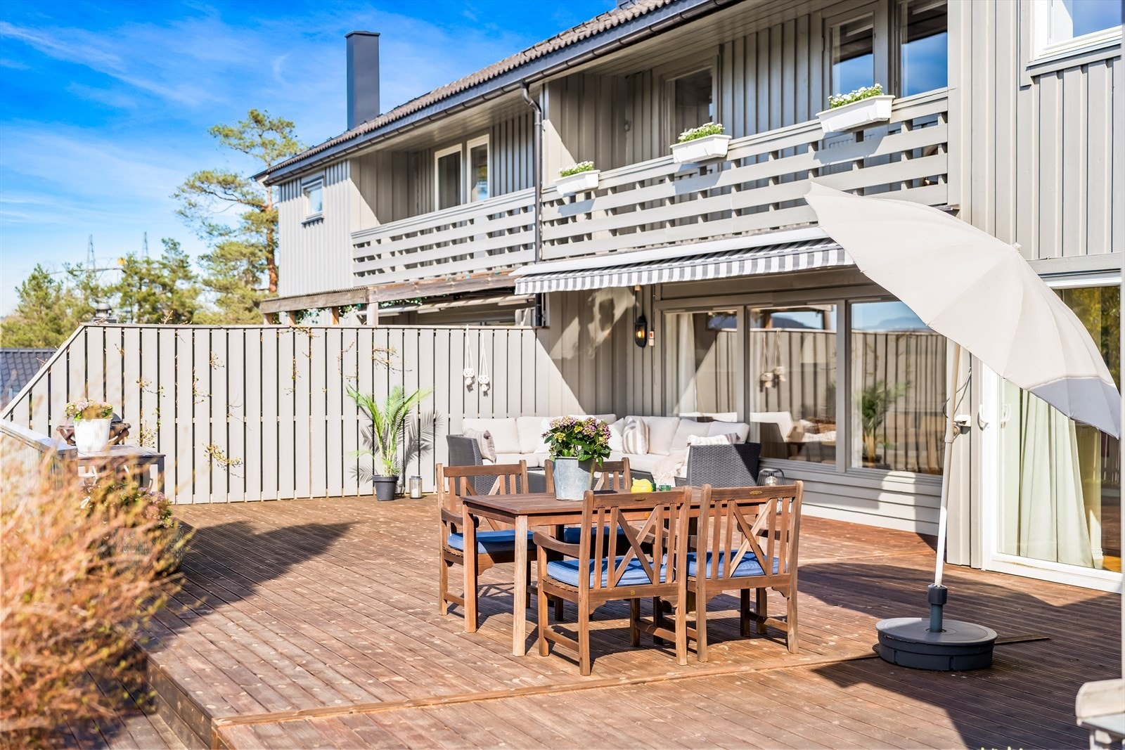 Det er montert solskjerming på deler av terrassen. Galleribilde