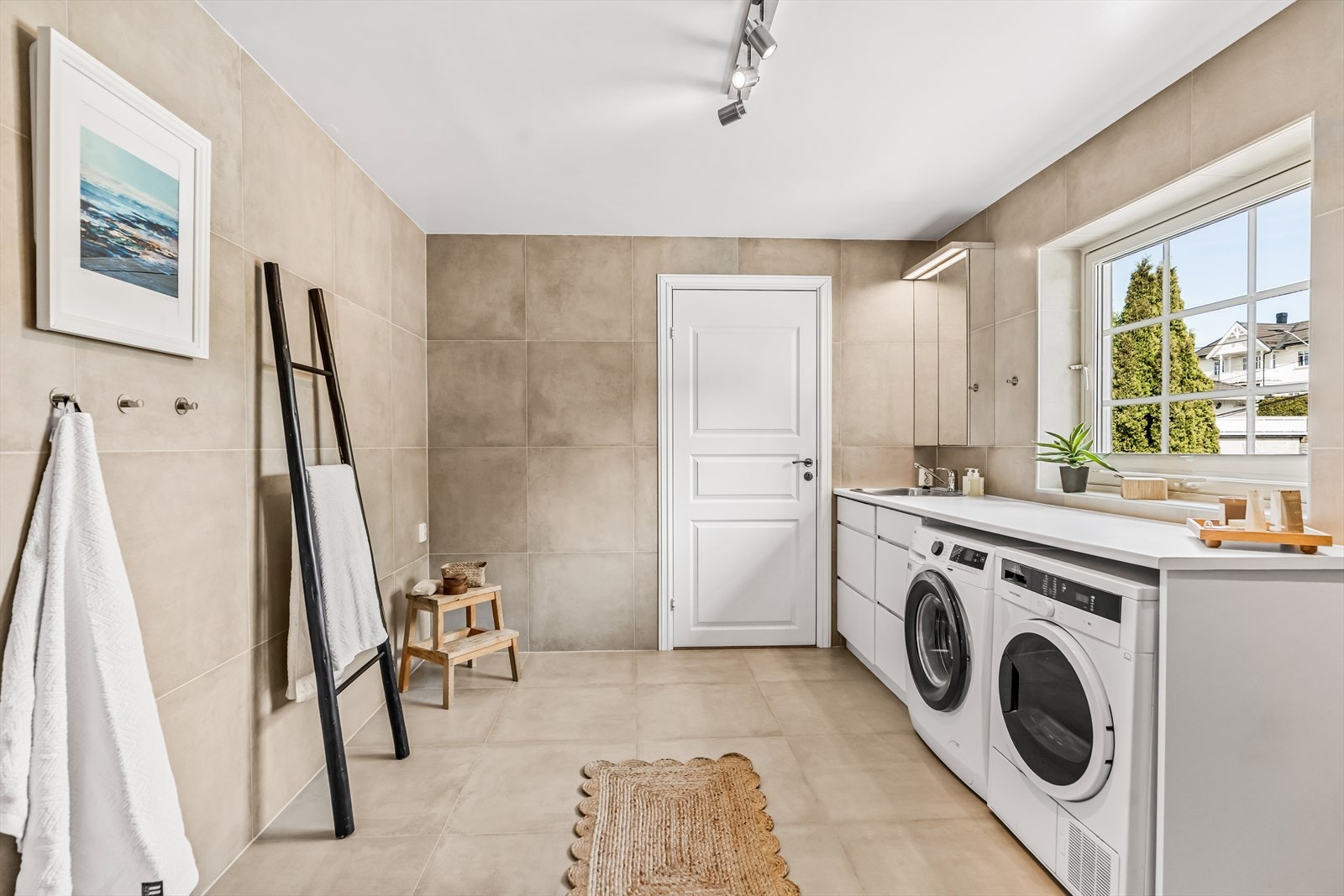 Innredningen er fra Kvik og består av skap med glatte fronter. Det er montert servant, klosett, badekar og opplegg for vaskemaskin. I tillegg har badet mekanisk avtrekk. Galleribilde