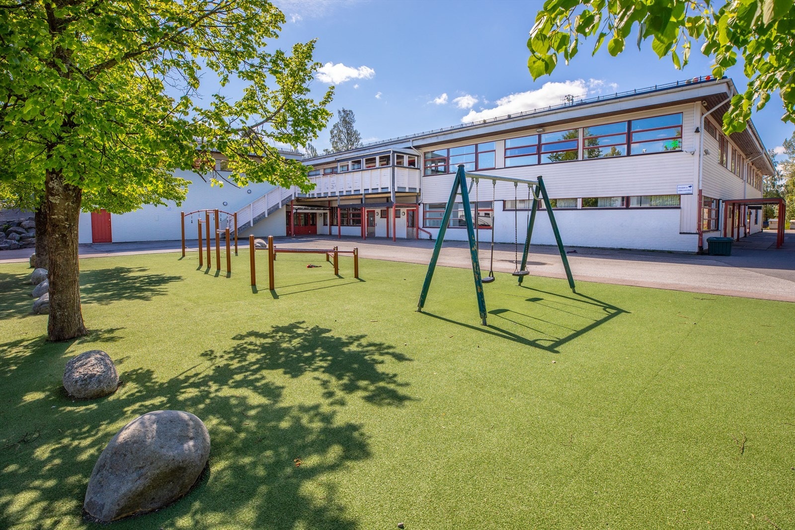 Det er flere skoler i området, her Rasta Skole. Galleribilde