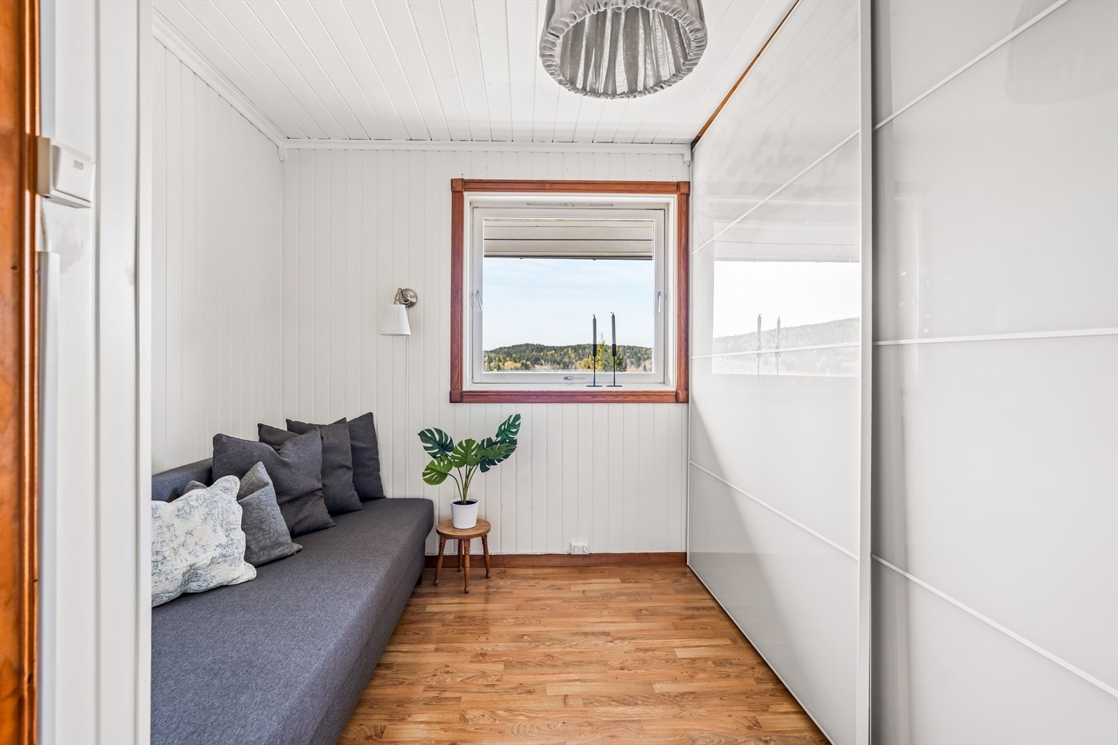 Soverom 4 - Soverommet har en stor skyvedørsgarderobe med lys Galleribilde
