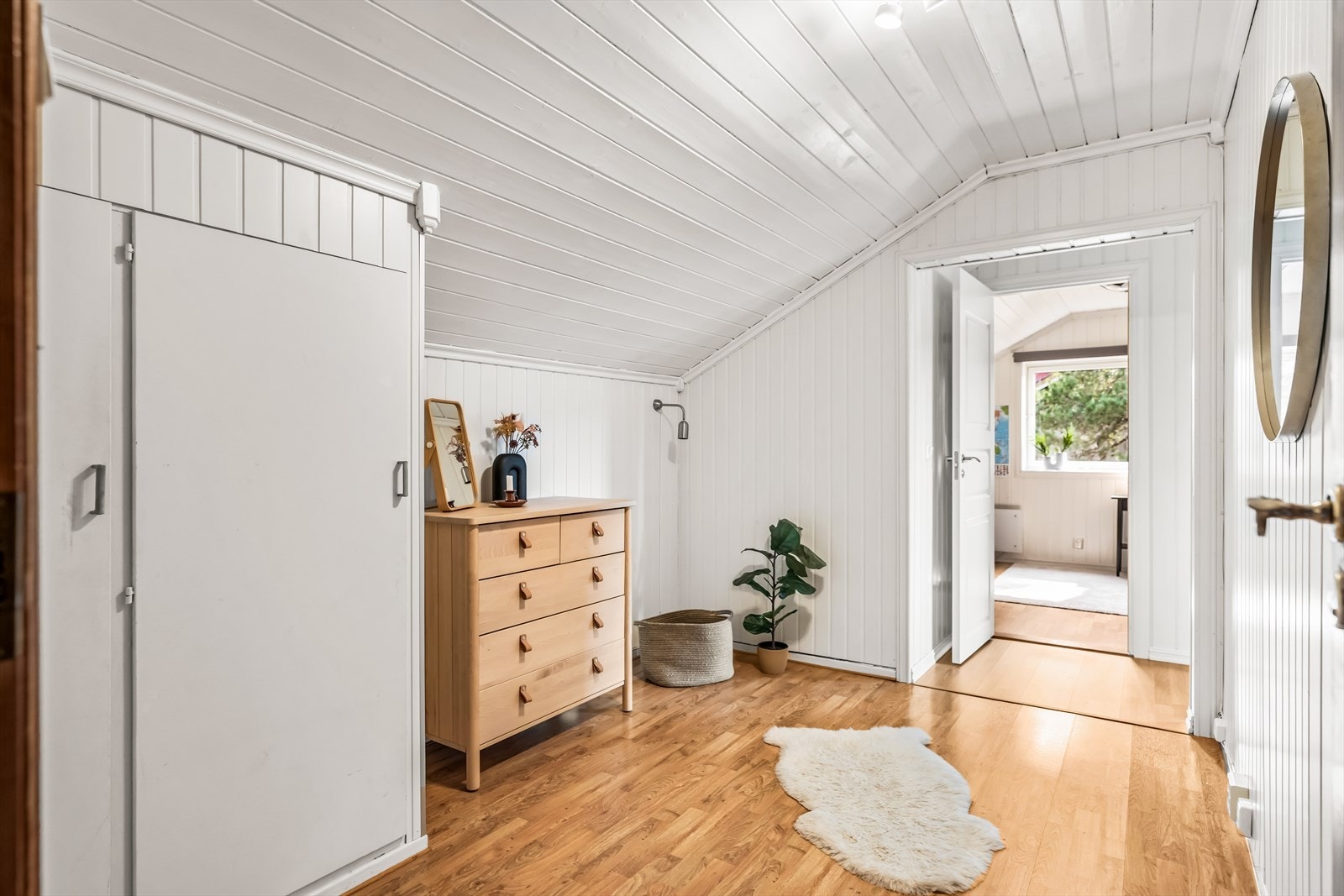 Det er ytterligere oppbevaringsplass i kneloft fra gang og ett soverom. Galleribilde
