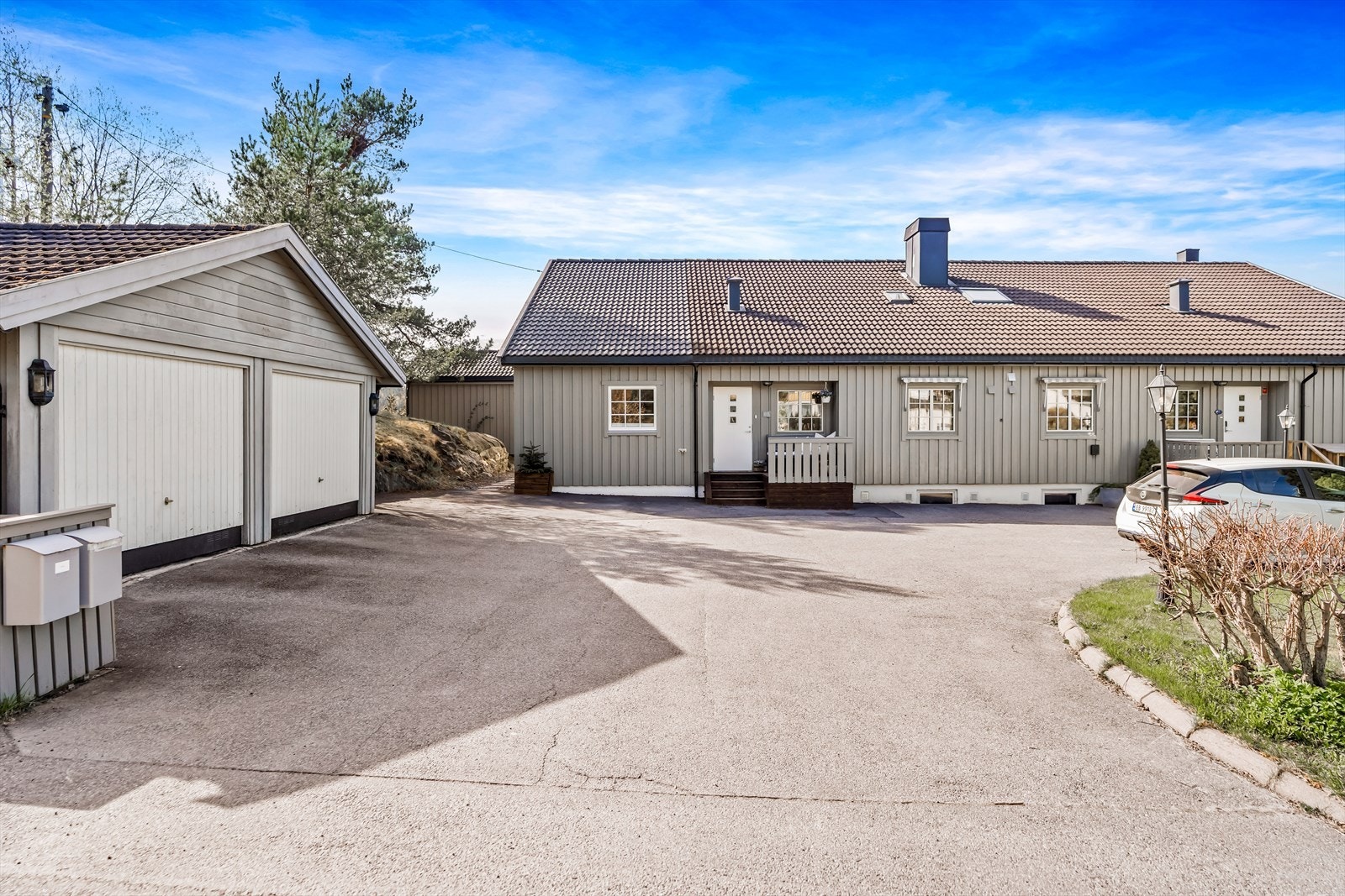 Det disponeres en halvpart av dobbeltgarasje på 25 m² Galleribilde
