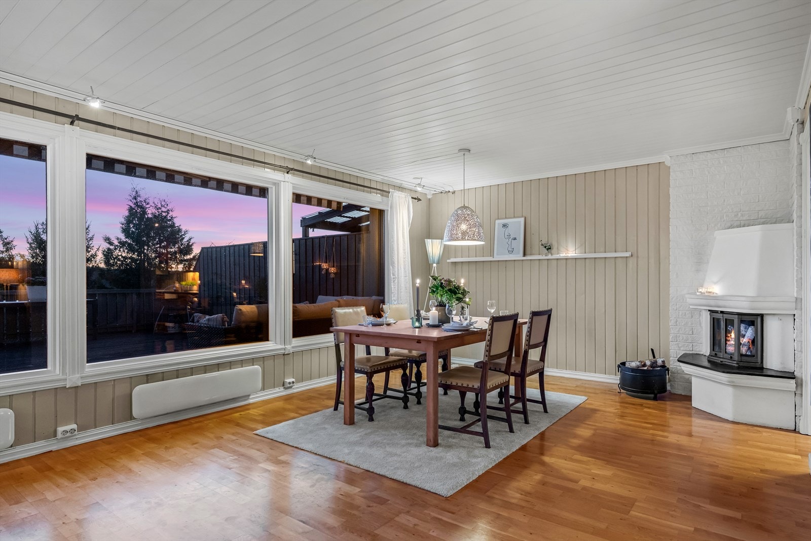 I den andre enden av stuen er det plass til stort spisebord med plass til hele storfamilien. I hjørnet av spisestuen er det en fin peisovn, denne sikrer ekstra varme i vinterhalvåret. Galleribilde