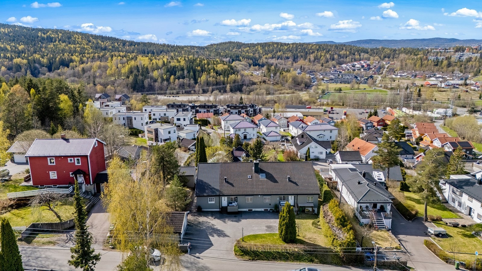 Eiendommen er seksjonert, og deler innkjørsel og delvis gårdsplass med Vestaveien 8A. I seksjoneringsbegjæringen er det tegnet inn tomtefordeling, samt fordeling av garasje. Gårdsplassen foran Vestaveien 8B er tegnet inn som felles for begge seksjonene. Galleribilde