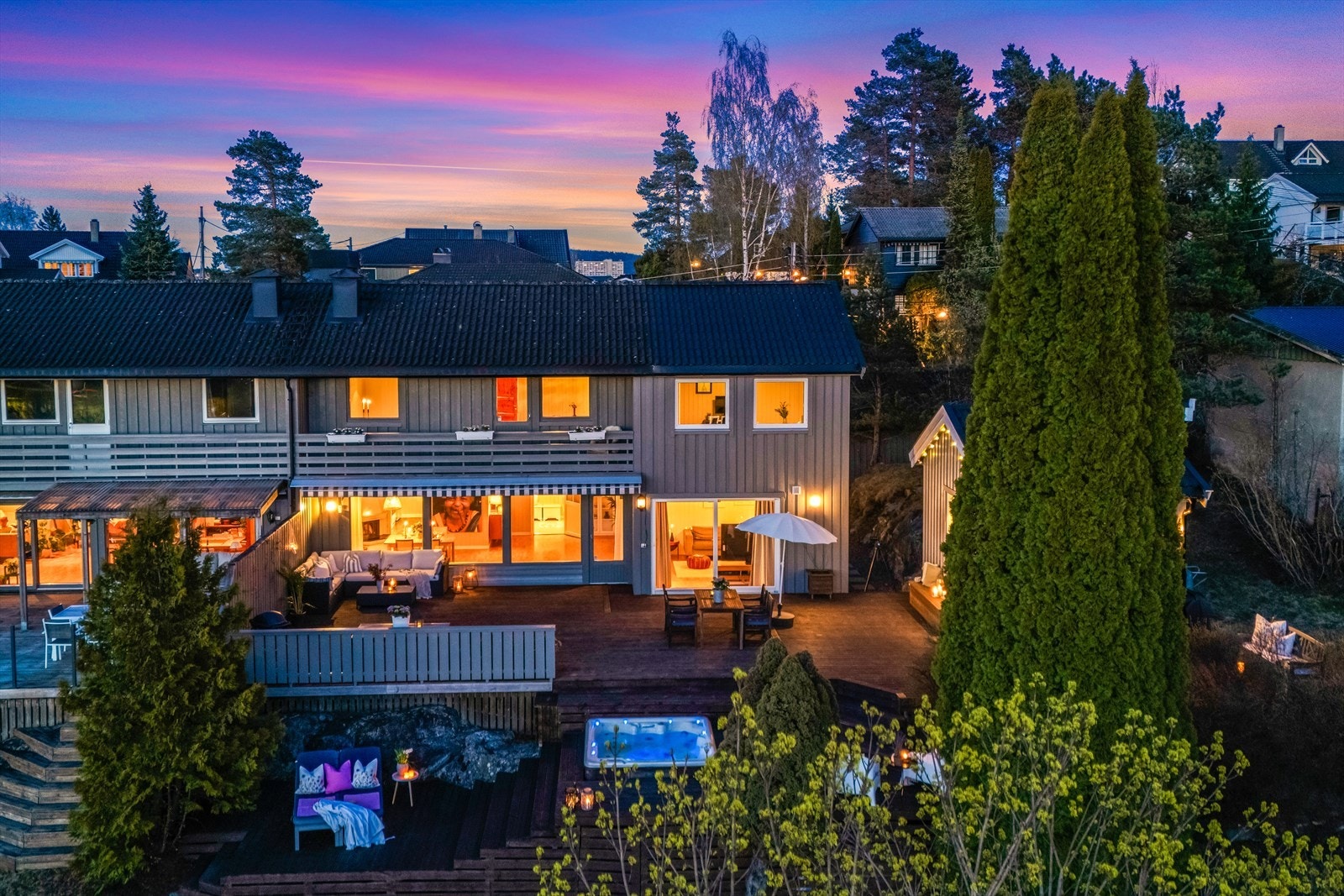 Fra boligen er det gangavstand til Østmarka med flotte rekreasjonsmuligheter sommer som vinter. I tillegg er det kort vei til barnehager, skoler, dagligvareforretning og kollektivtrafikk. Galleribilde