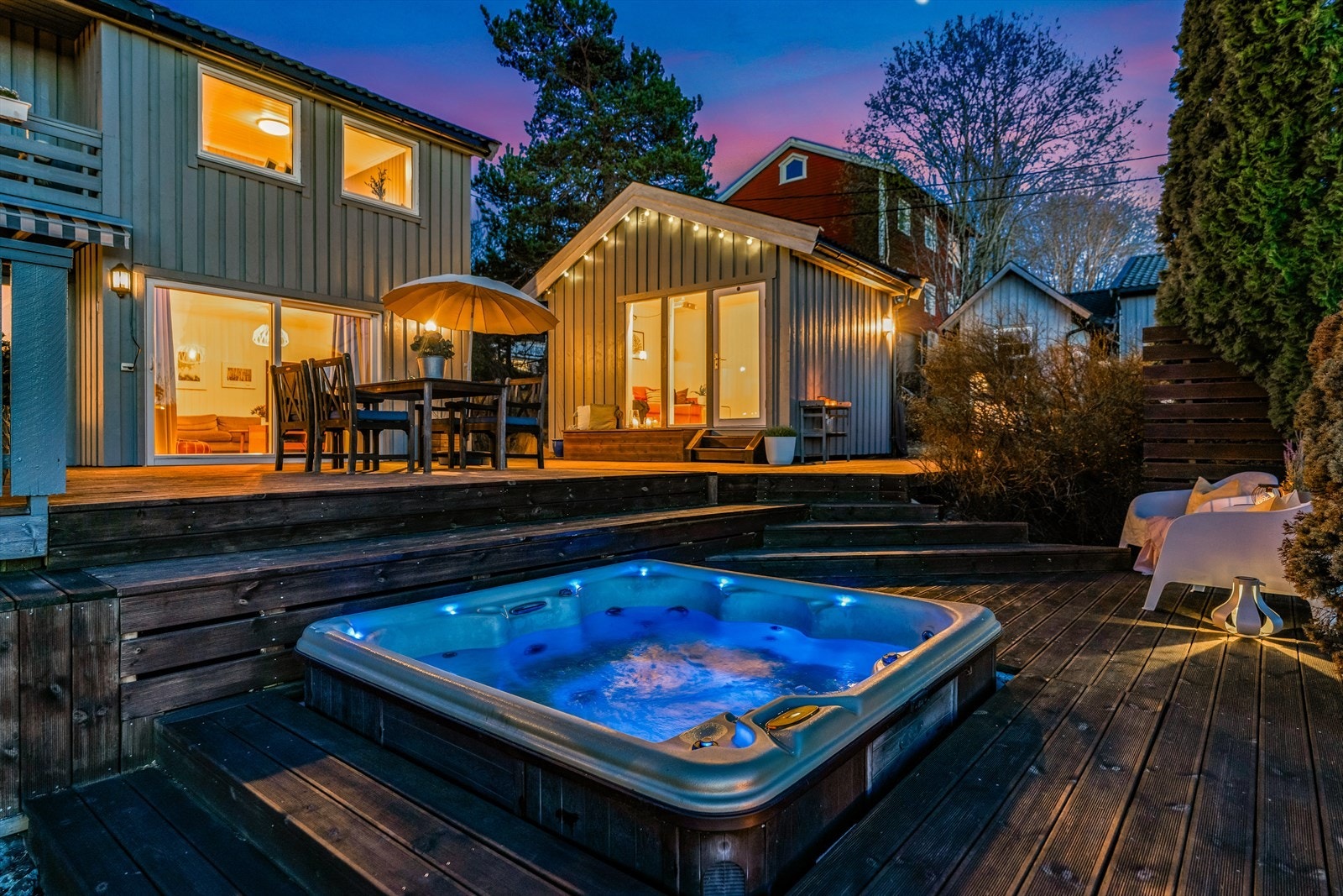 På et av de nedre planene av terrassen er det en herlig jacuzzi. Galleribilde