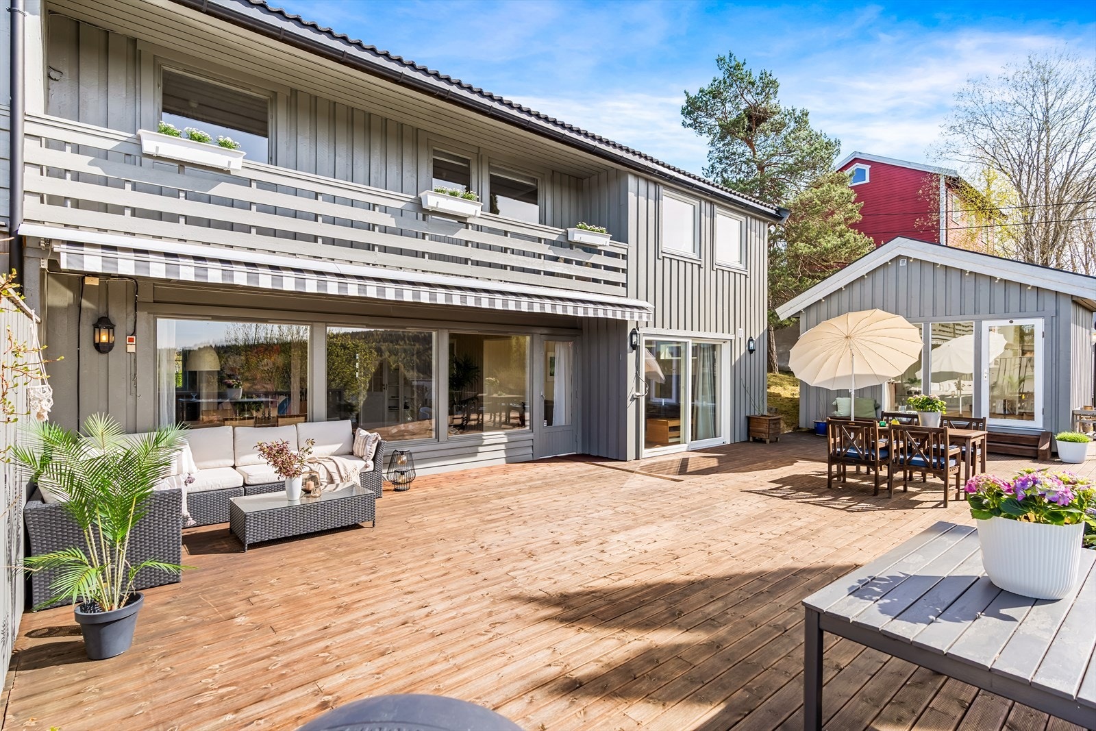 Terrassen er oppmålt til hele 105 m², og strekker seg over flere nivåer. Galleribilde
