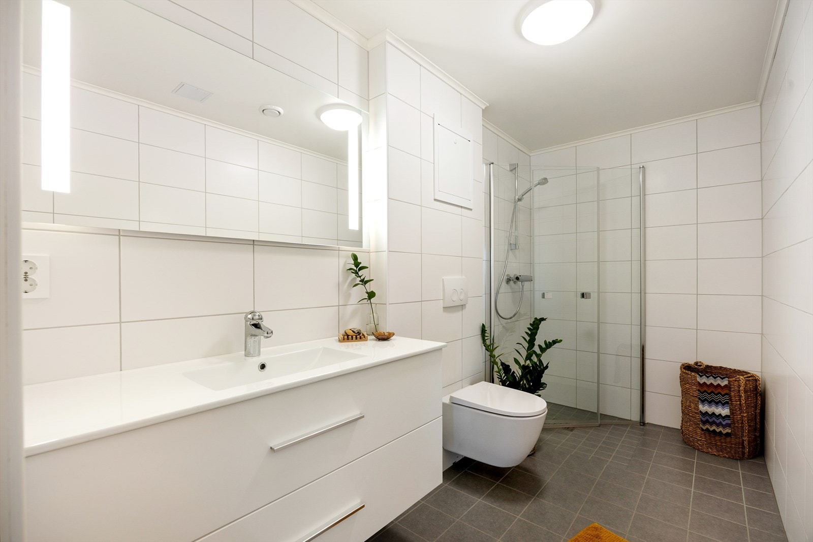 Med balansert ventilasjon og smøremembran med dokumentert utførelse, fremstår badet som et funksjonelt og velutstyrt rom. Galleribilde