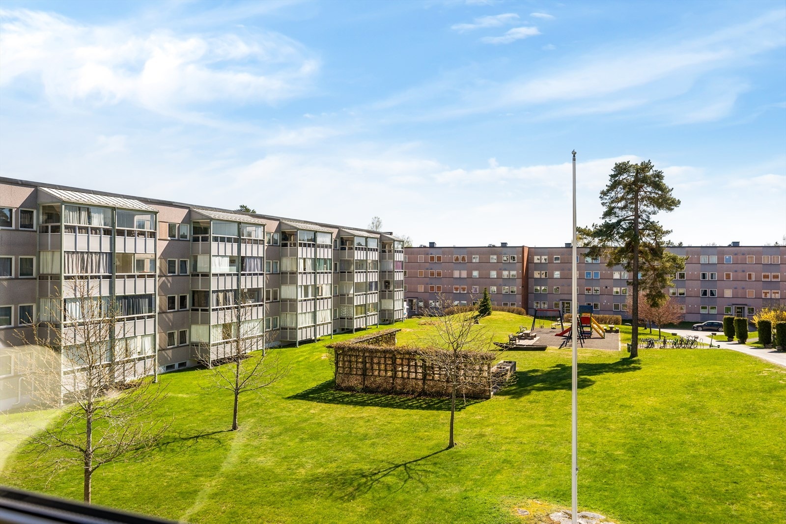 Her bor du stille og rolig, med gode turmuligheter i Gulsetmarka og kort vei til offentlig transport fra Øvre Maihaugen holdeplass. Galleribilde