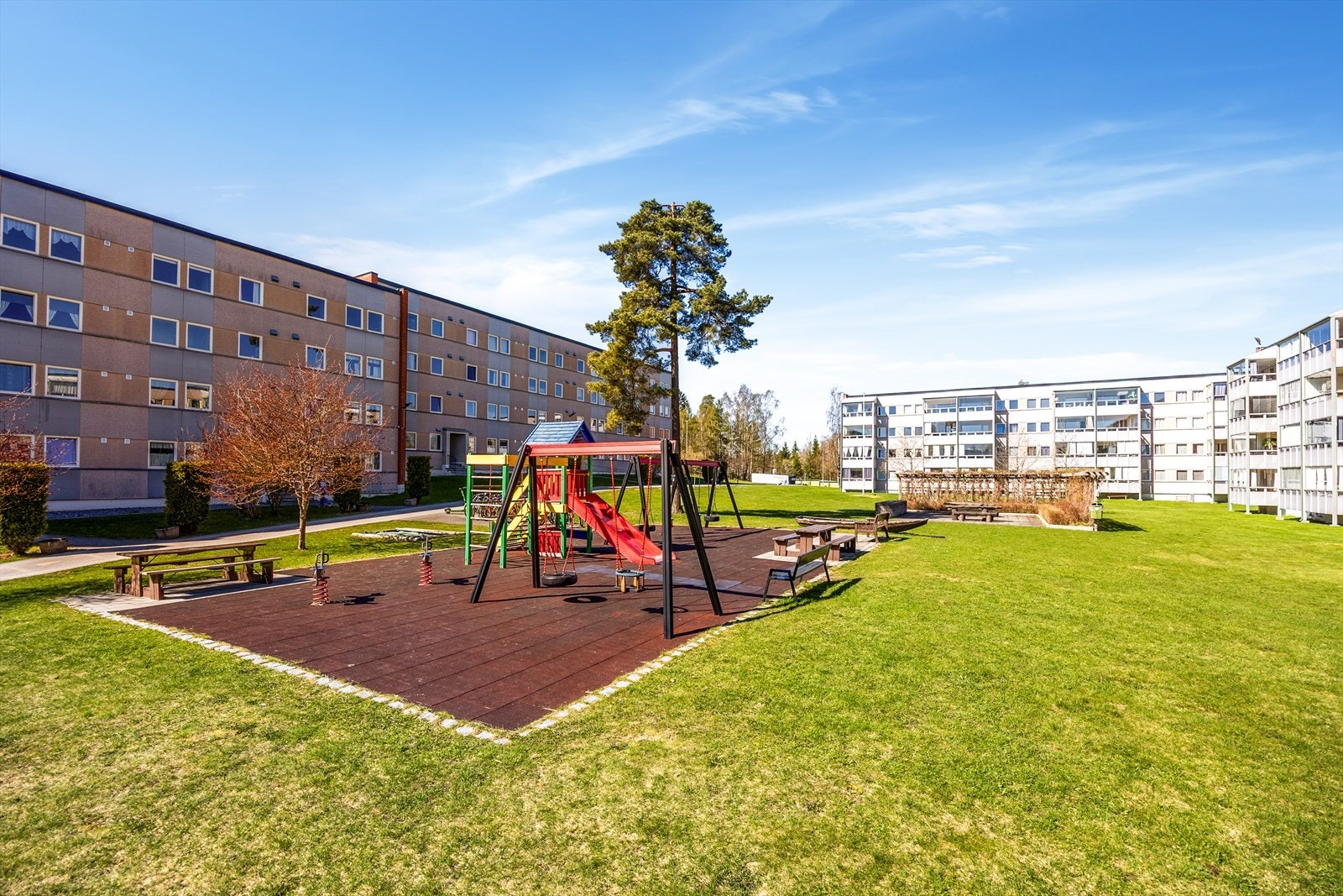 Området er barnevennlig med lekeplass like ved, og kort vei til både skole og barnehage. Galleribilde