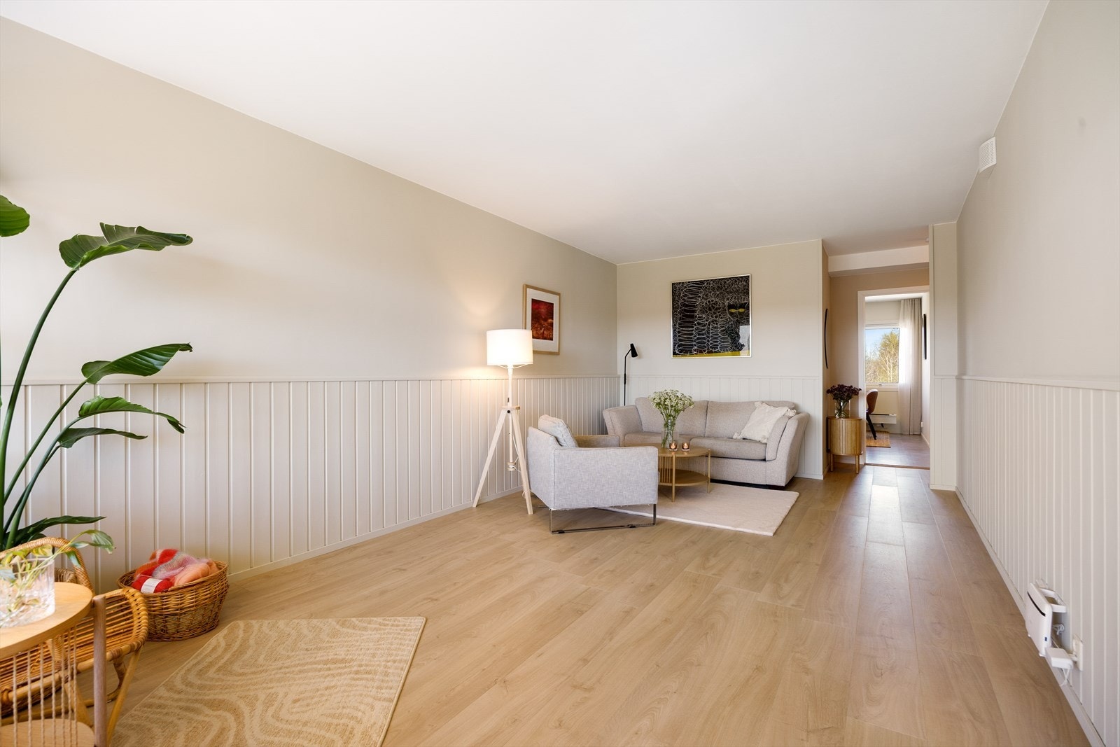 De nymalte veggene og det lyse laminatgulvet skaper en innbydende ramme for sosiale sammenkomster og avslapning. Galleribilde
