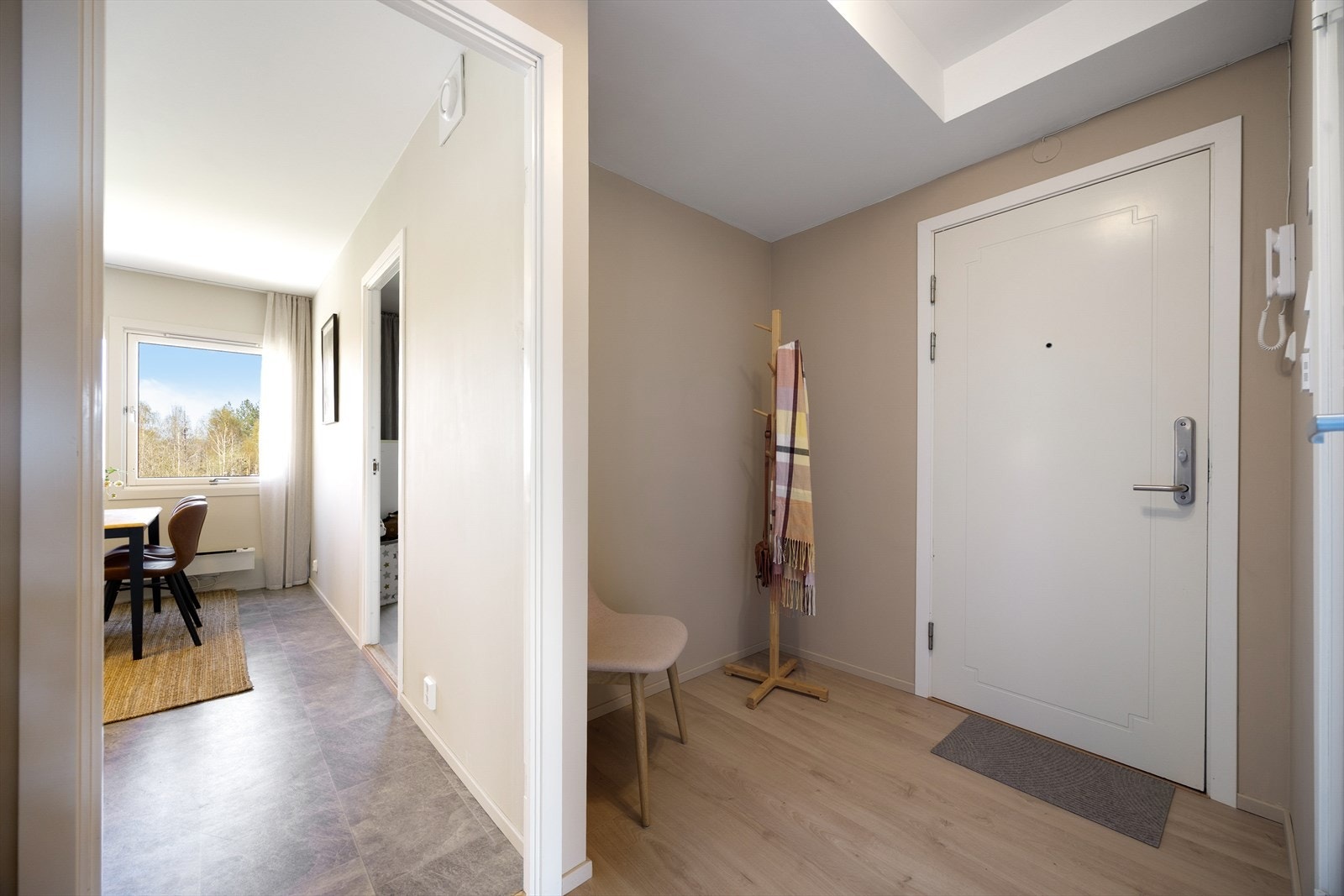 Entréen ønsker deg velkommen med nytt laminatgulv og nymalte overflater, samt brann- og lydklassifisert entrédør. Galleribilde