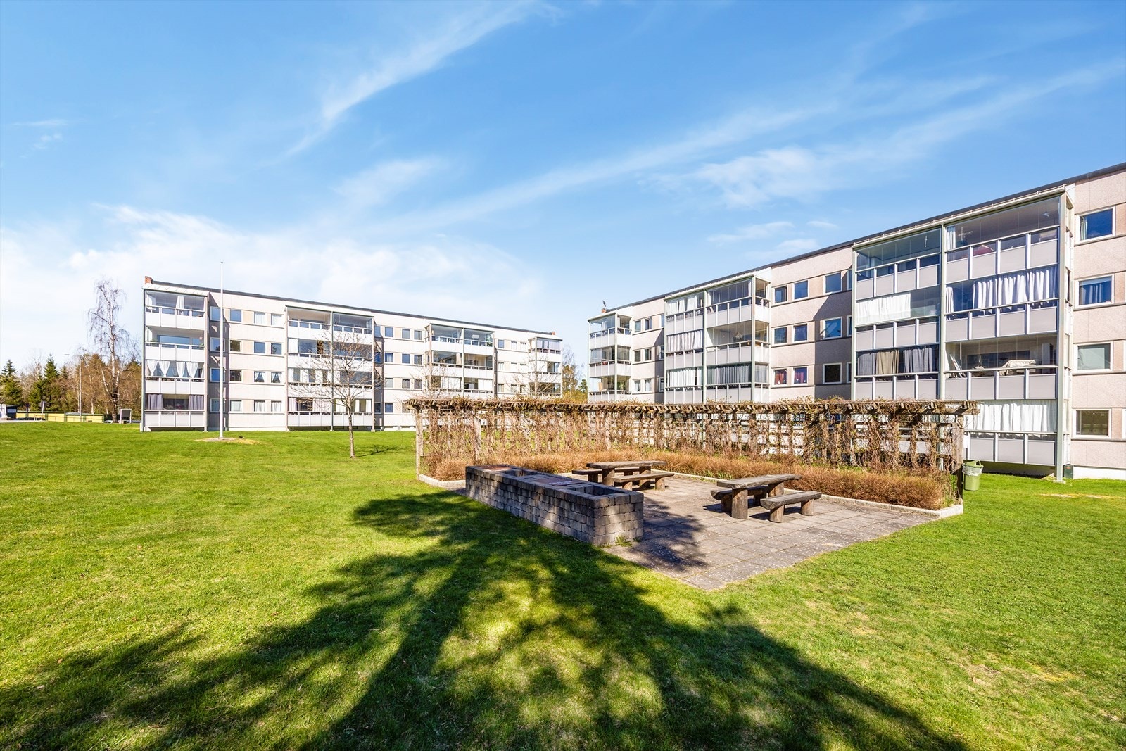 Fellesområdene er opparbeidet med plen og grøntarealer, og tilbyr sittegrupper for beboerne. Galleribilde