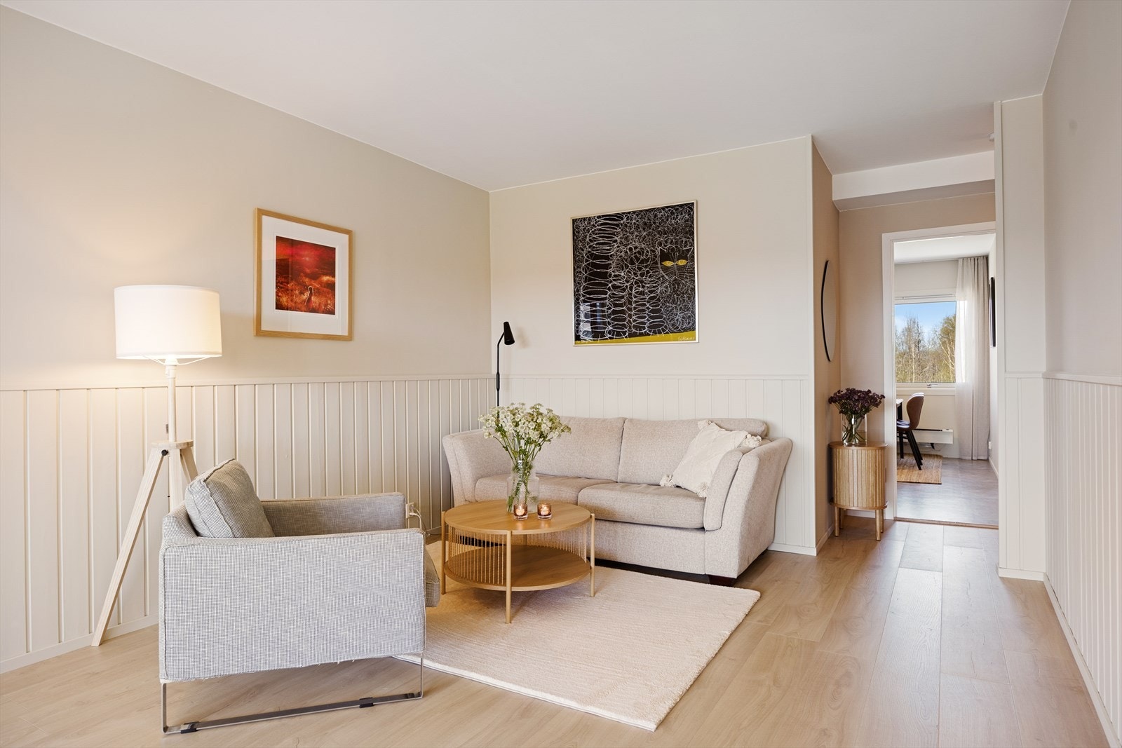 Rommet tilbyr god plass til både sofagruppe og spiseplass, med vinduer som gir rikelig med naturlig lys. Galleribilde