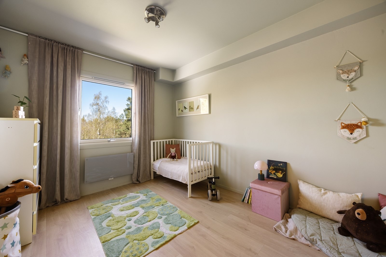 Dette rommet egner seg utmerket som barnerom, gjesterom eller kontor, med god plass til ulike møbleringsløsninger. Galleribilde