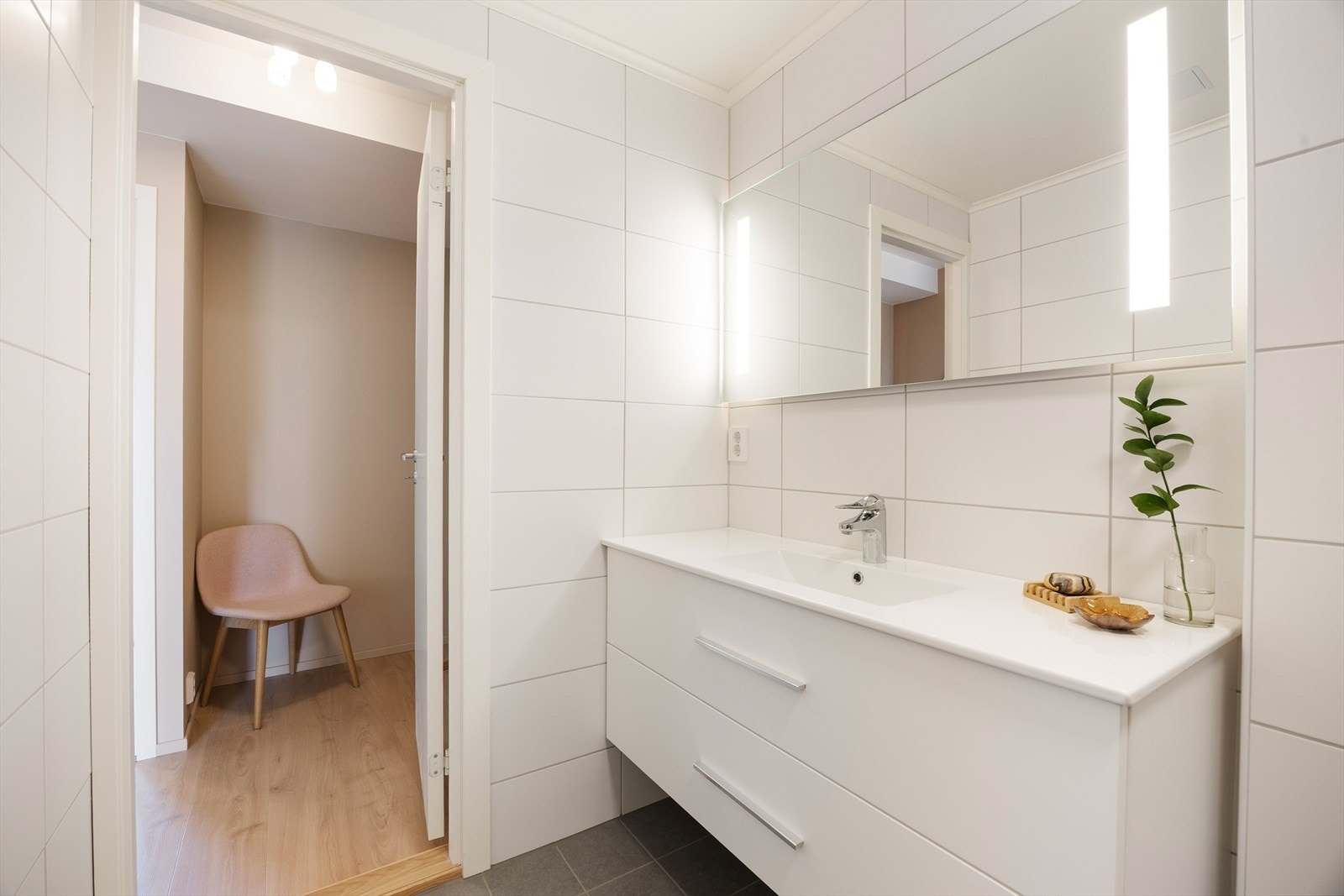 Rommet er utvidet ved å slå sammen det opprinnelige badet og toalettrommet, og byr på en moderne innredning med nedfelt servant. Galleribilde