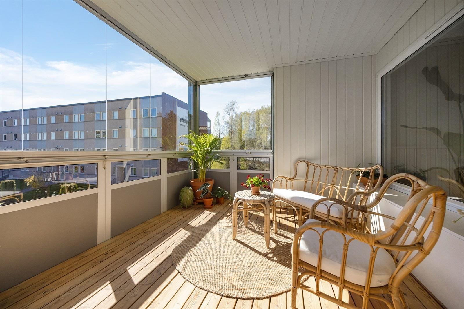 Her er det god plass til en sittegruppe og planter, og du kan nyte utsikten over de grønne områdene. Galleribilde