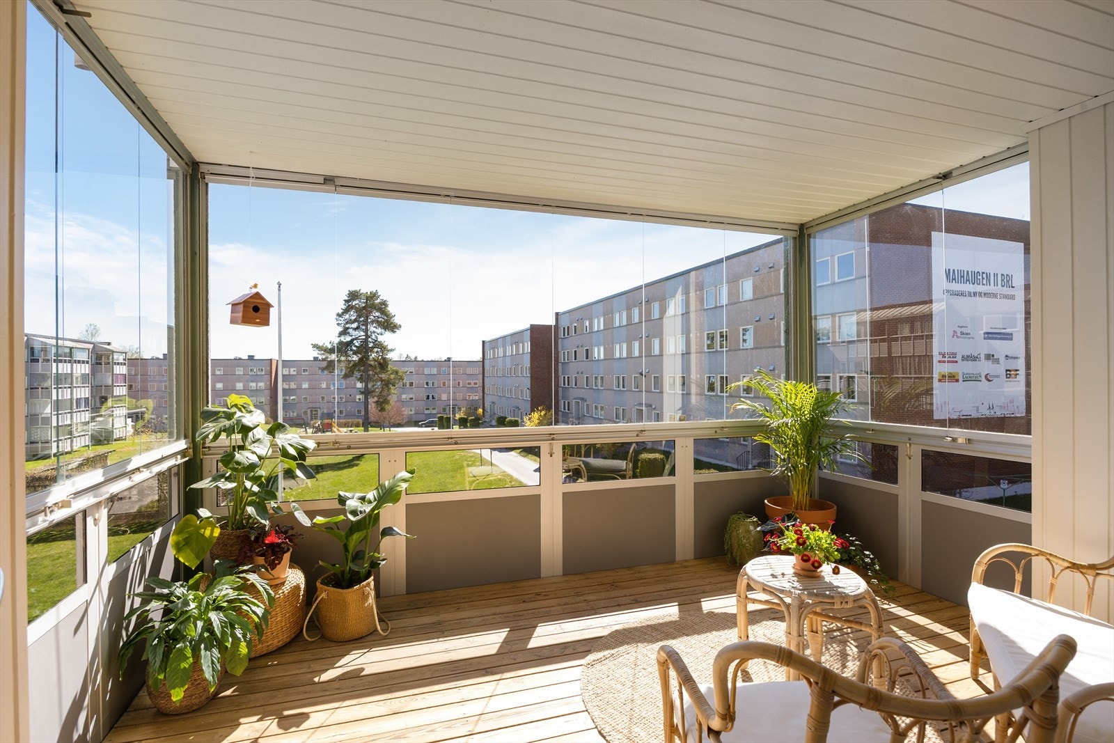 Den innglassede balkongen, oppført i stål, aluminium og glass, utgjør et fleksibelt uterom med impregnerte terrassebord og utsikt over fellesområdene. Galleribilde