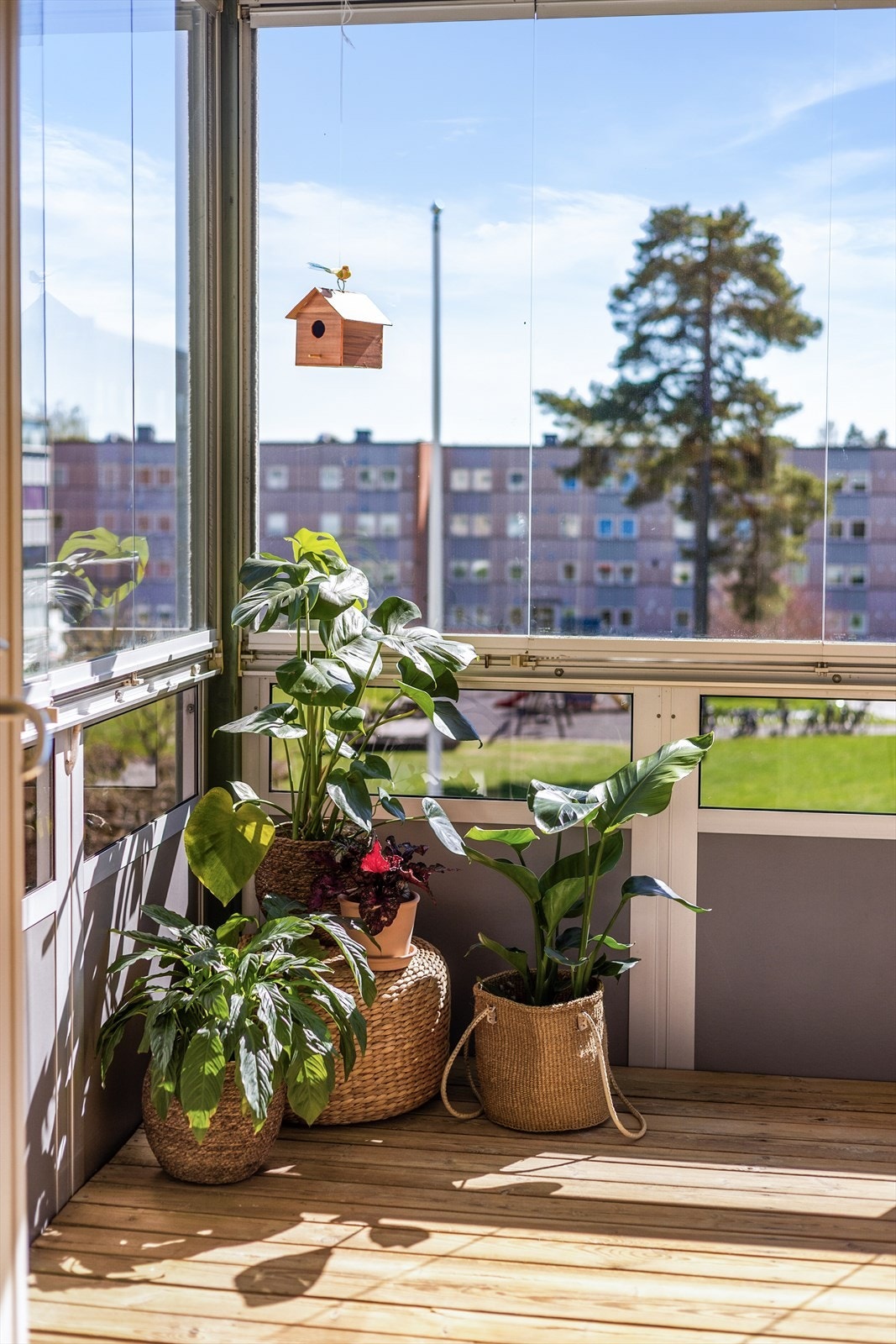 Detaljene på balkongen, som impregnerte terrassebord, gir et solid og innbydende preg. Galleribilde