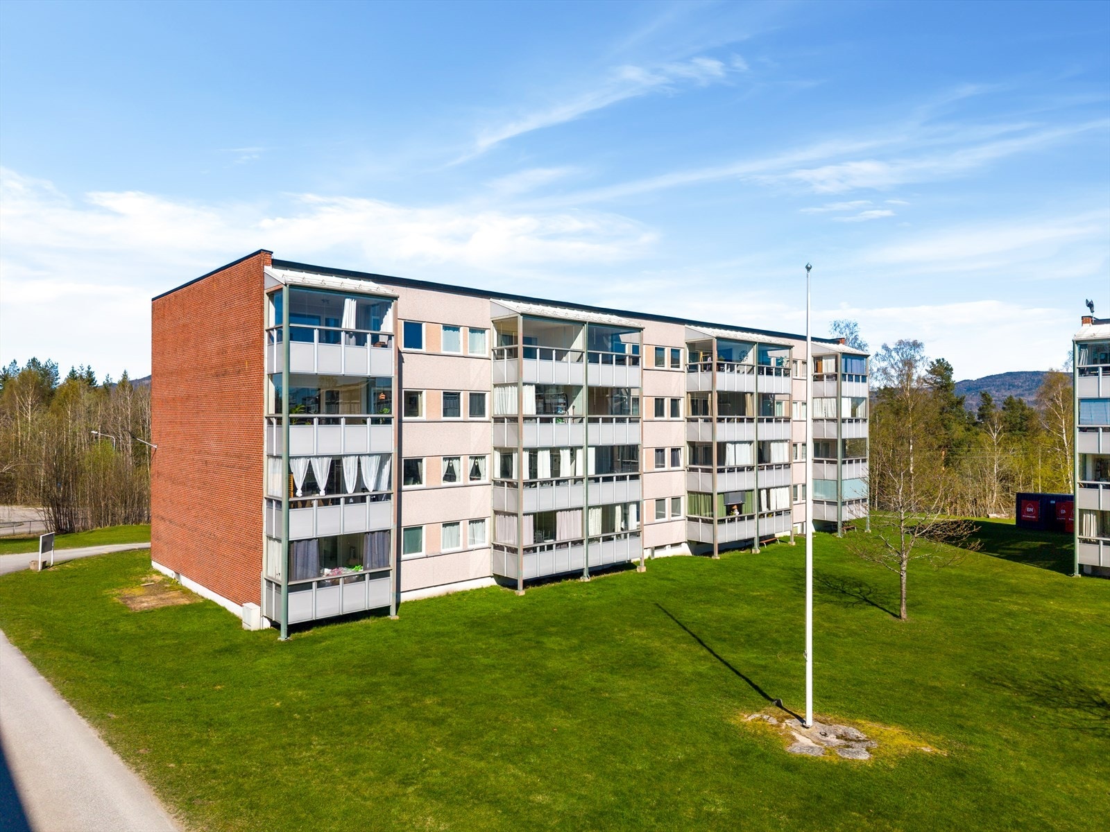 Leiligheten er en del av Maihaugen II borettslag, som består av fire bygninger i et etablert og barnevennlig område. Galleribilde
