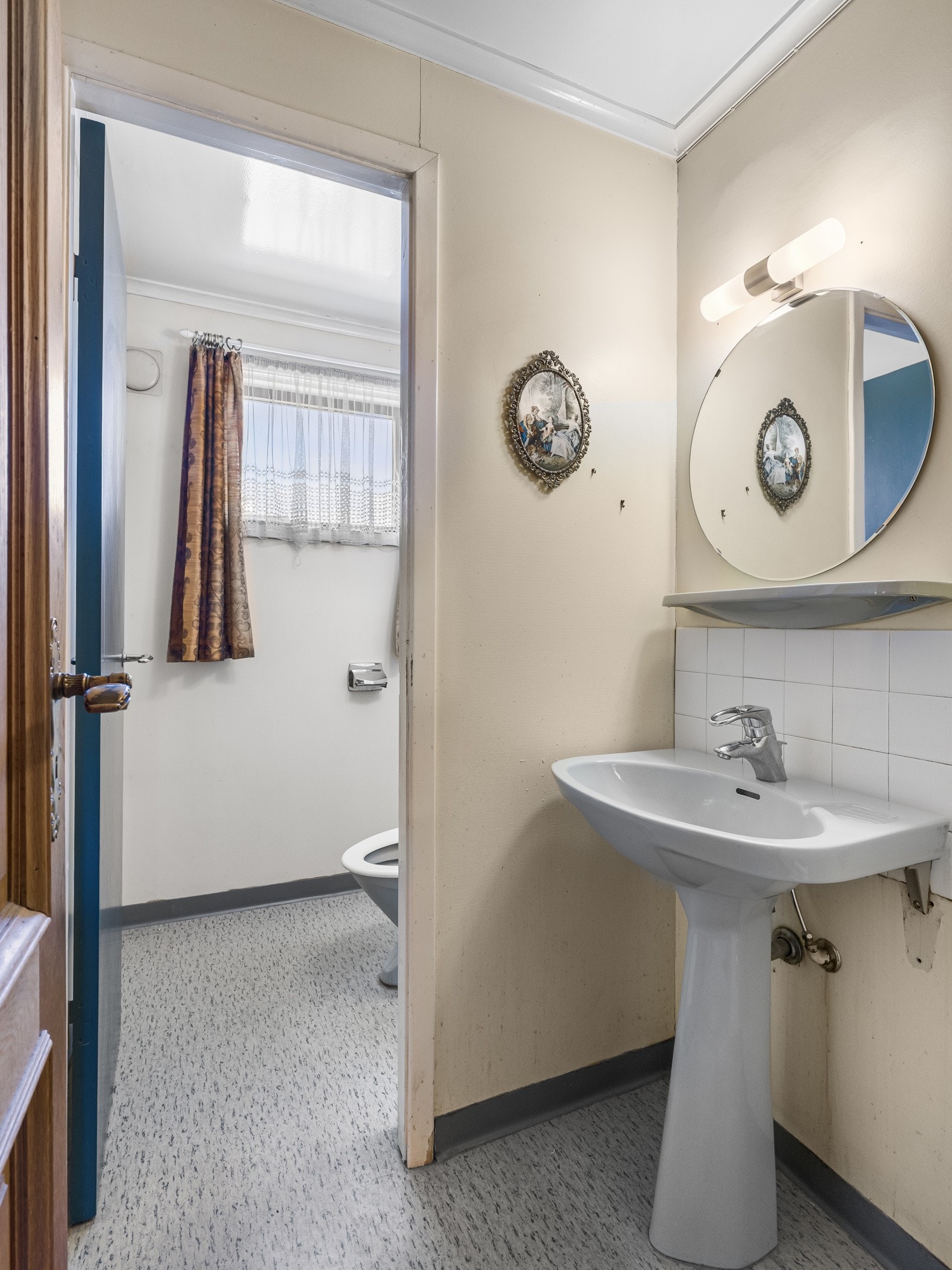 I 1. etasjen finner man ett av boligens toalettrom. Galleribilde