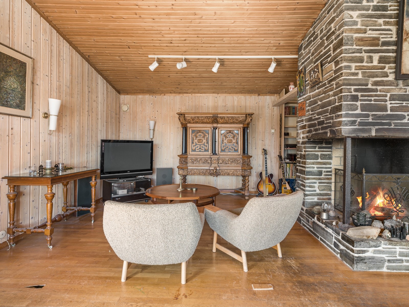 I stuen har man en vedovn og en åpen peis. Galleribilde