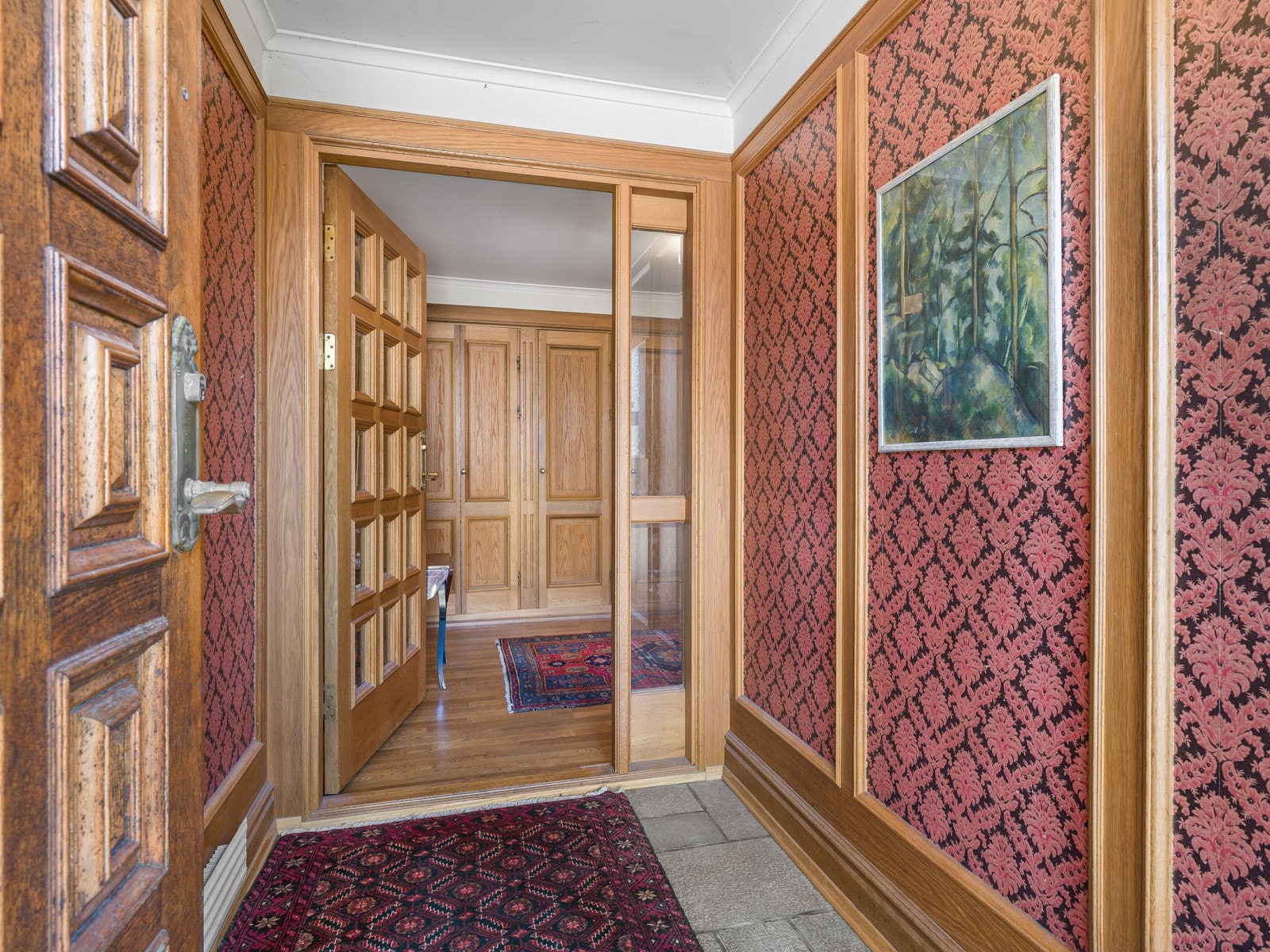 Men kommer inn til boligens 1. etasje til en romslig entré. Galleribilde